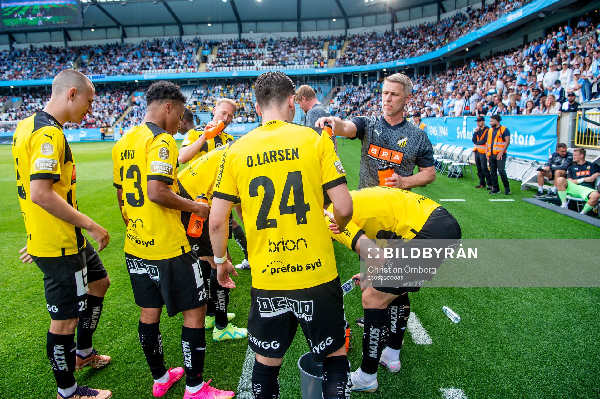 Häckens spelare dricker vatten innan fotbollsmatchen i