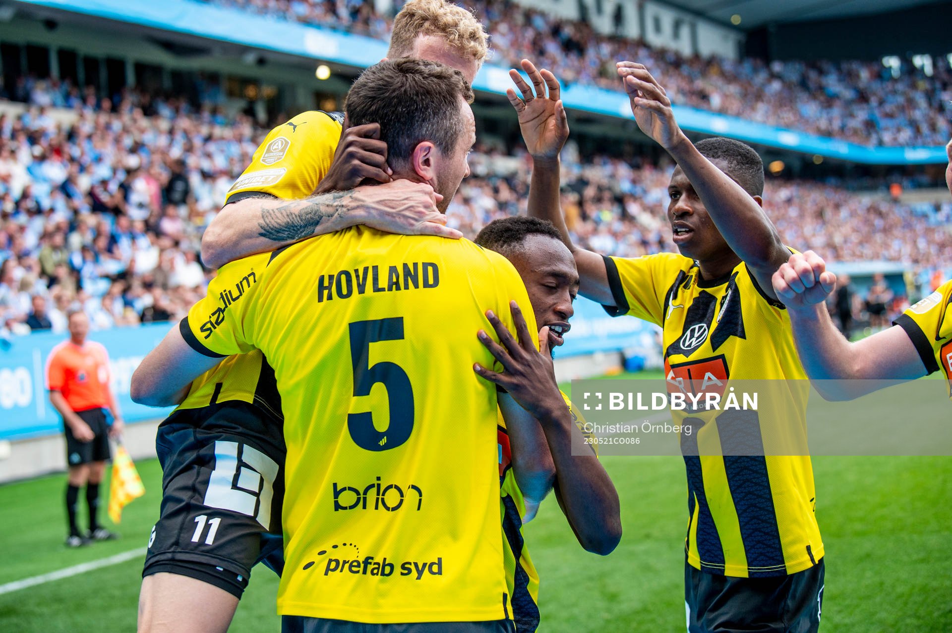 Häckens Even Hovland jublar med lagkamraterna
