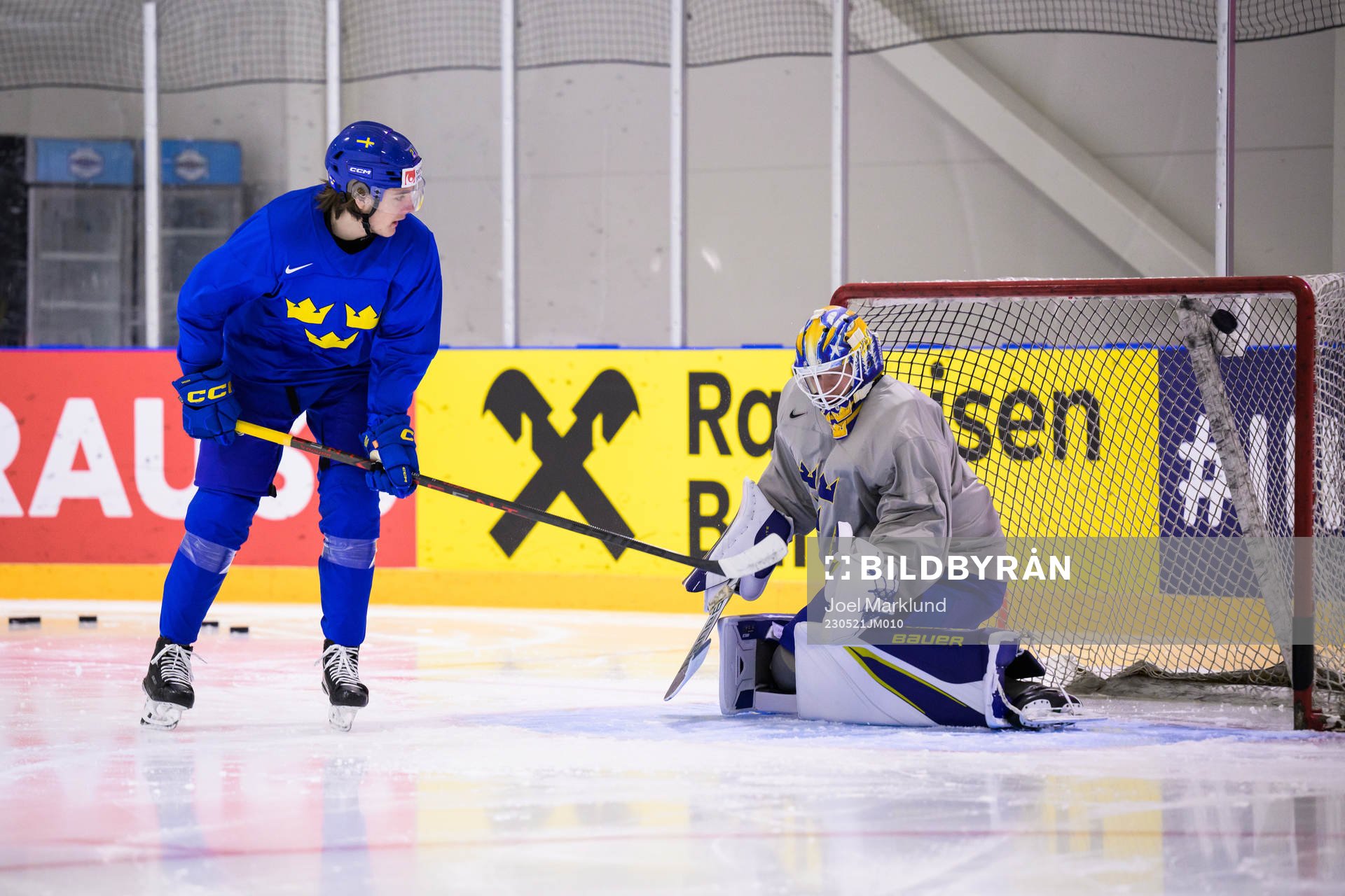 Leo Carlsson and goaltender Jesper Wallstedt of Sweden at a