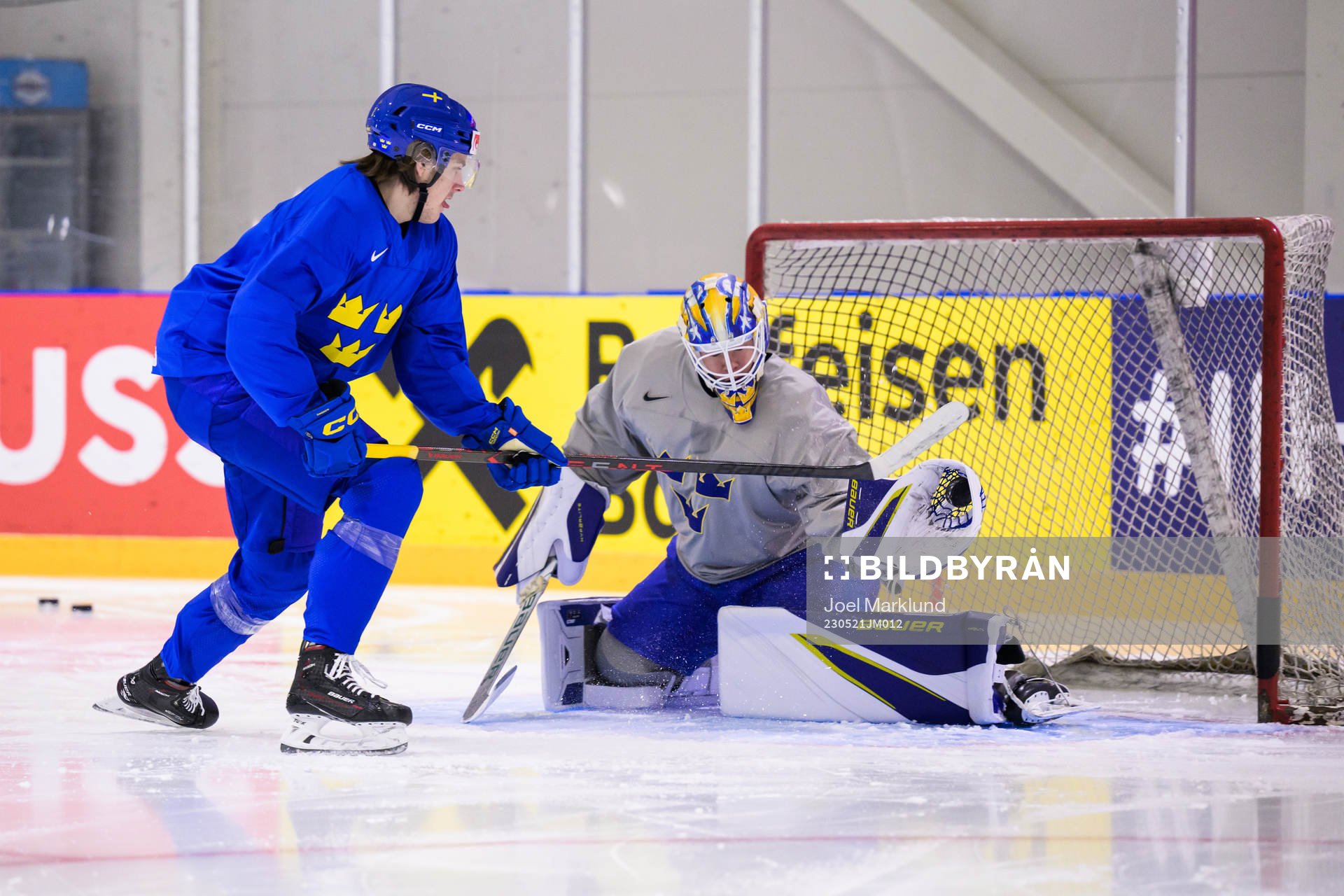 Leo Carlsson and goaltender Jesper Wallstedt of Sweden at a