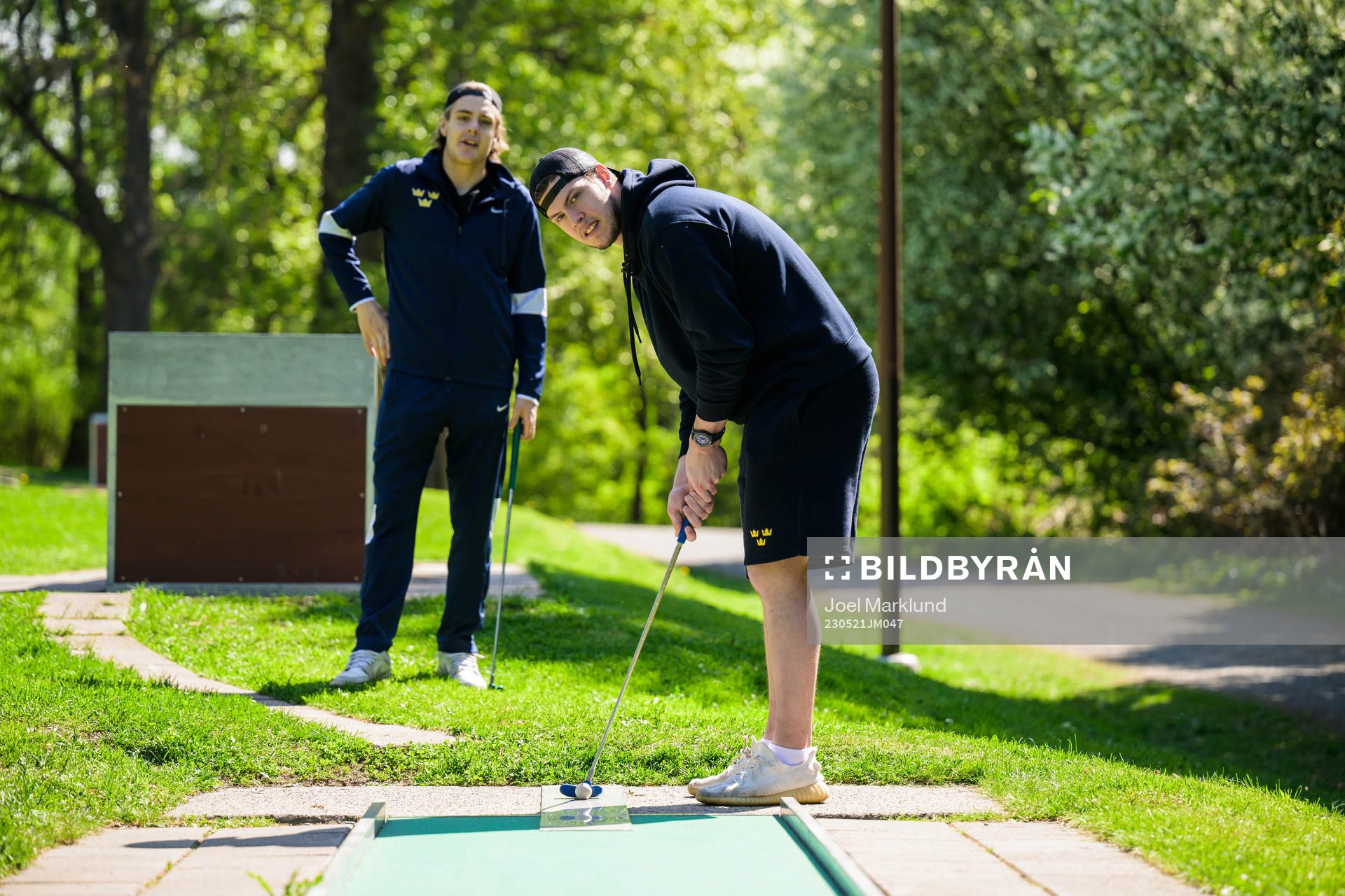 Leo Carlsson and goaltender Jesper Wallstedt of Sweden play