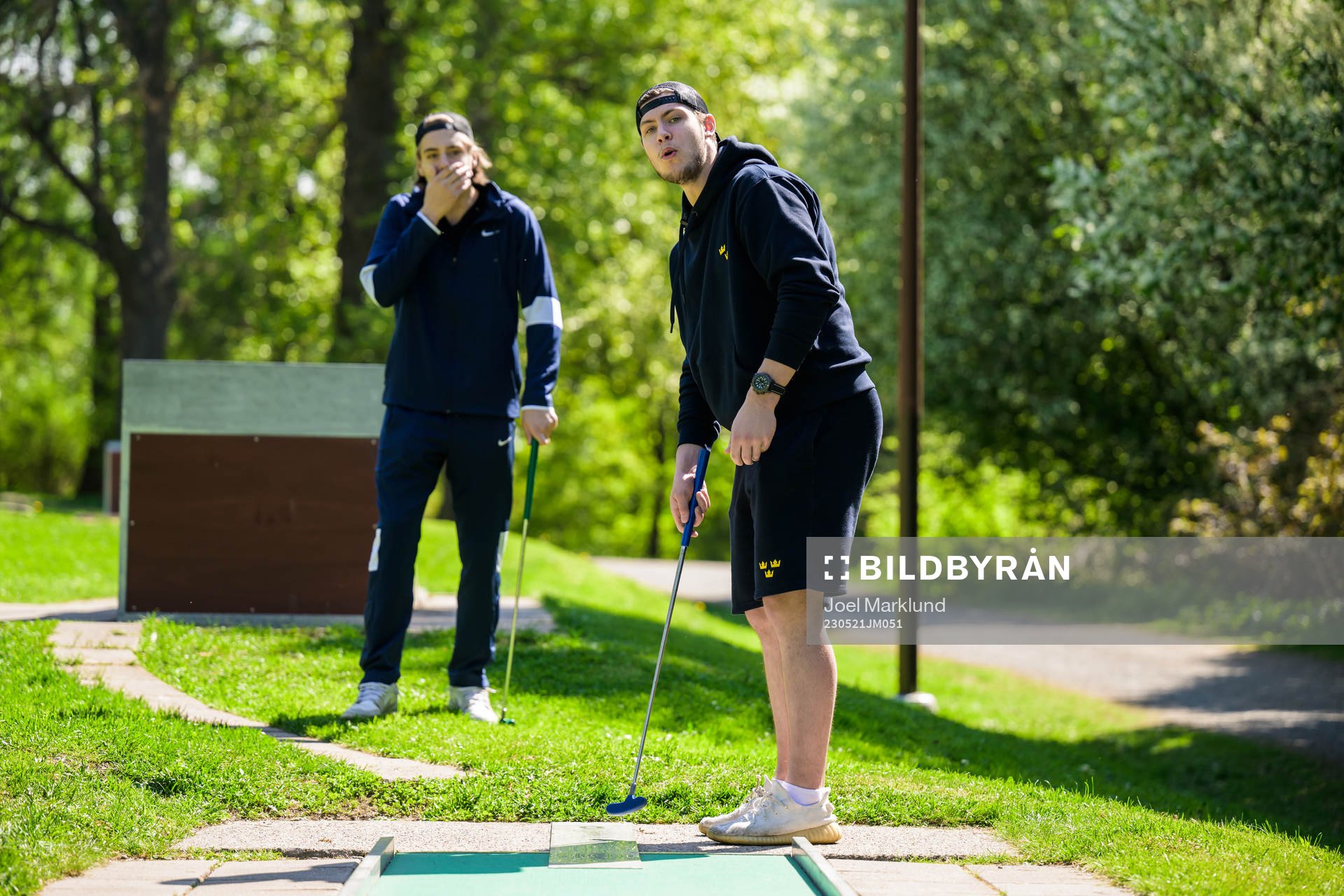 Leo Carlsson and goaltender Jesper Wallstedt of Sweden play