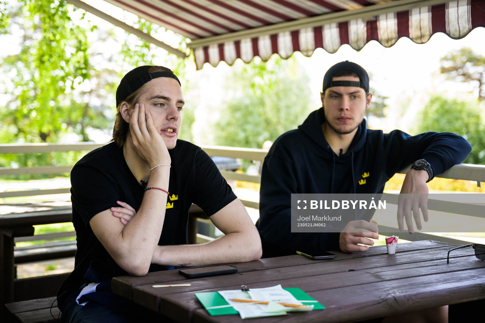 Leo Carlsson and goaltender Jesper Wallstedt of Sweden