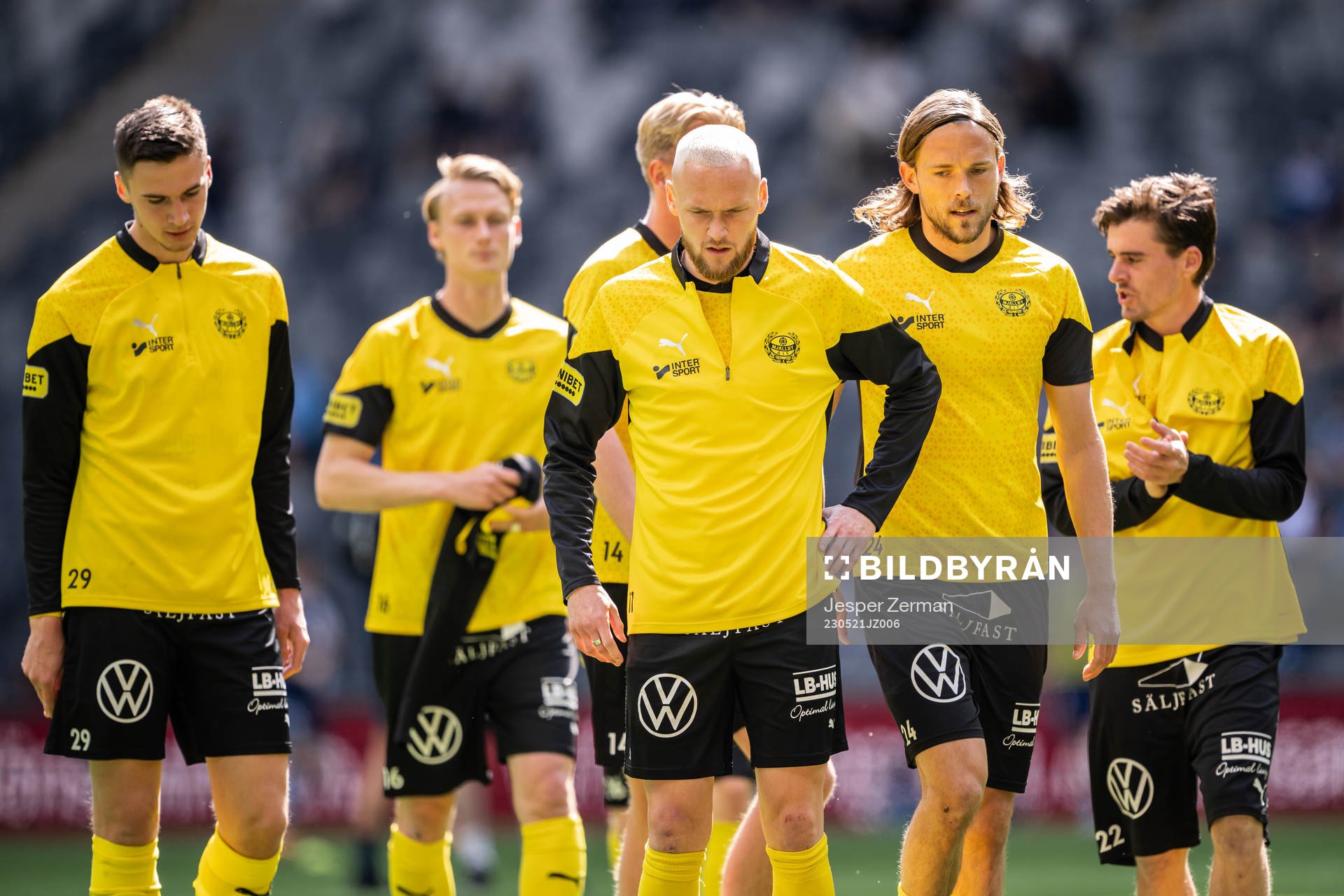 Mjällbys Noah Eile och Tom Pettersson värmer upp
