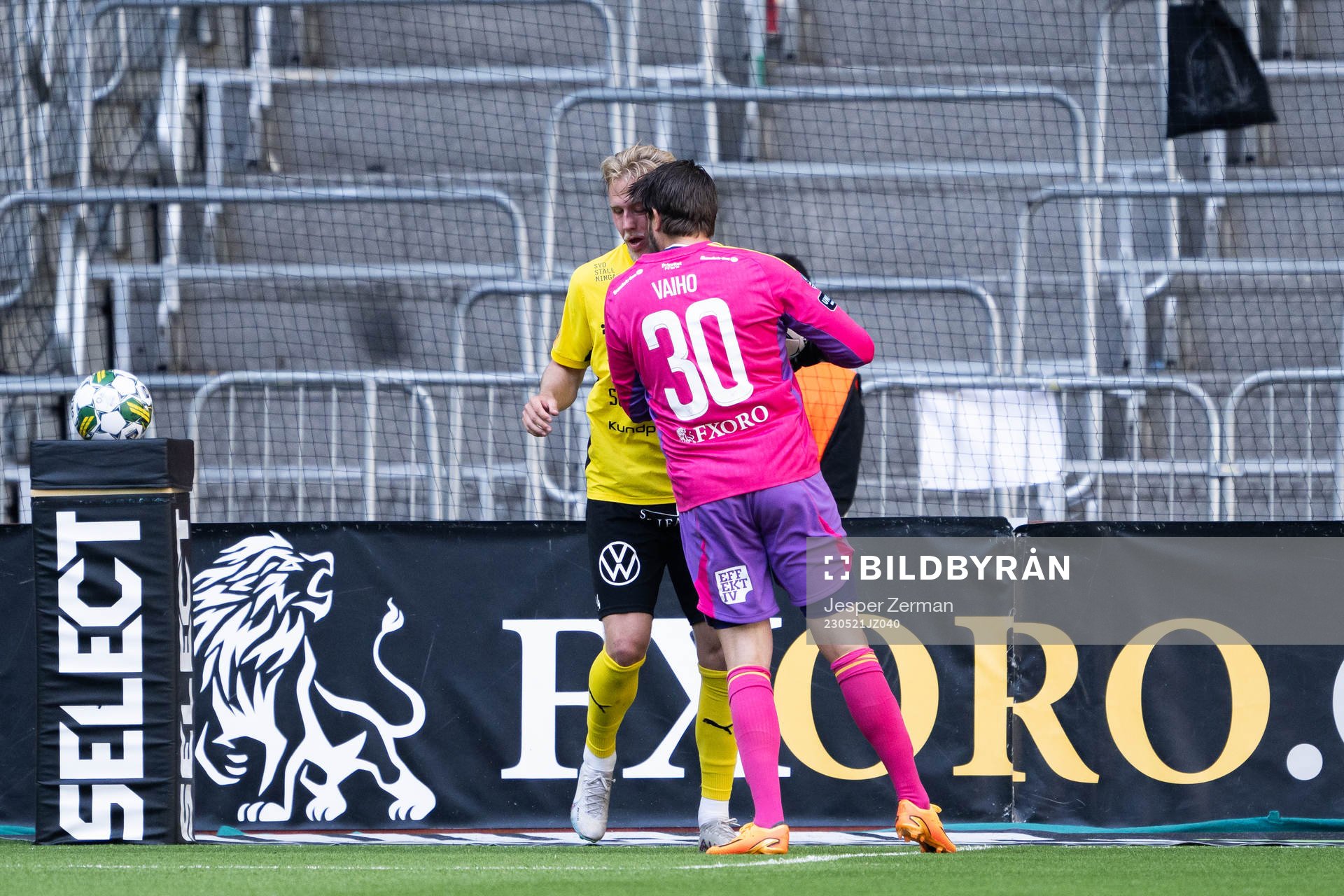 Djurgårdens målvakt Tommi Vaiho skallar Mjällbys Herman