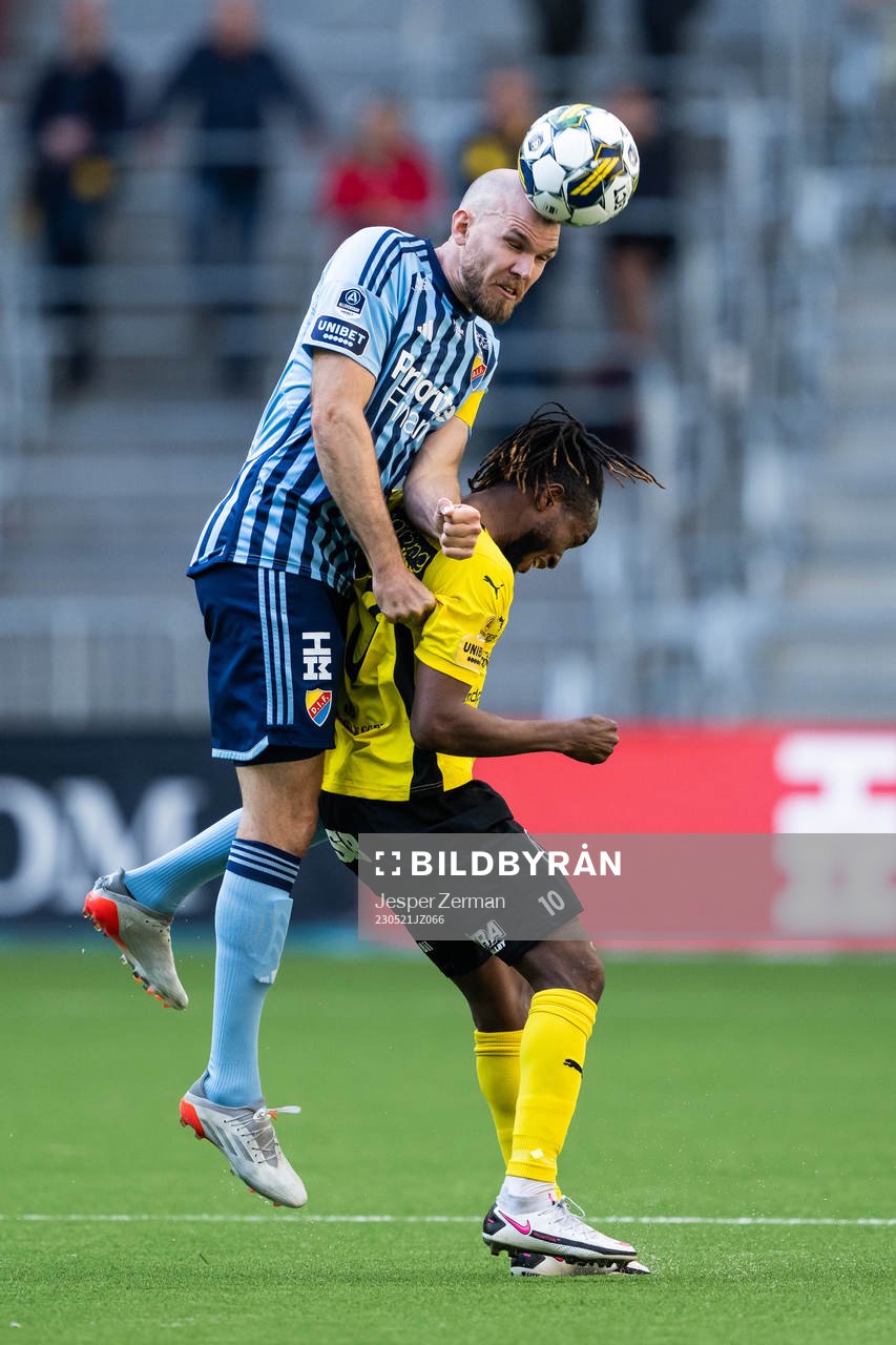 Djurgårdens Marcus Danielson oh Mjällbys Mamudu Moro