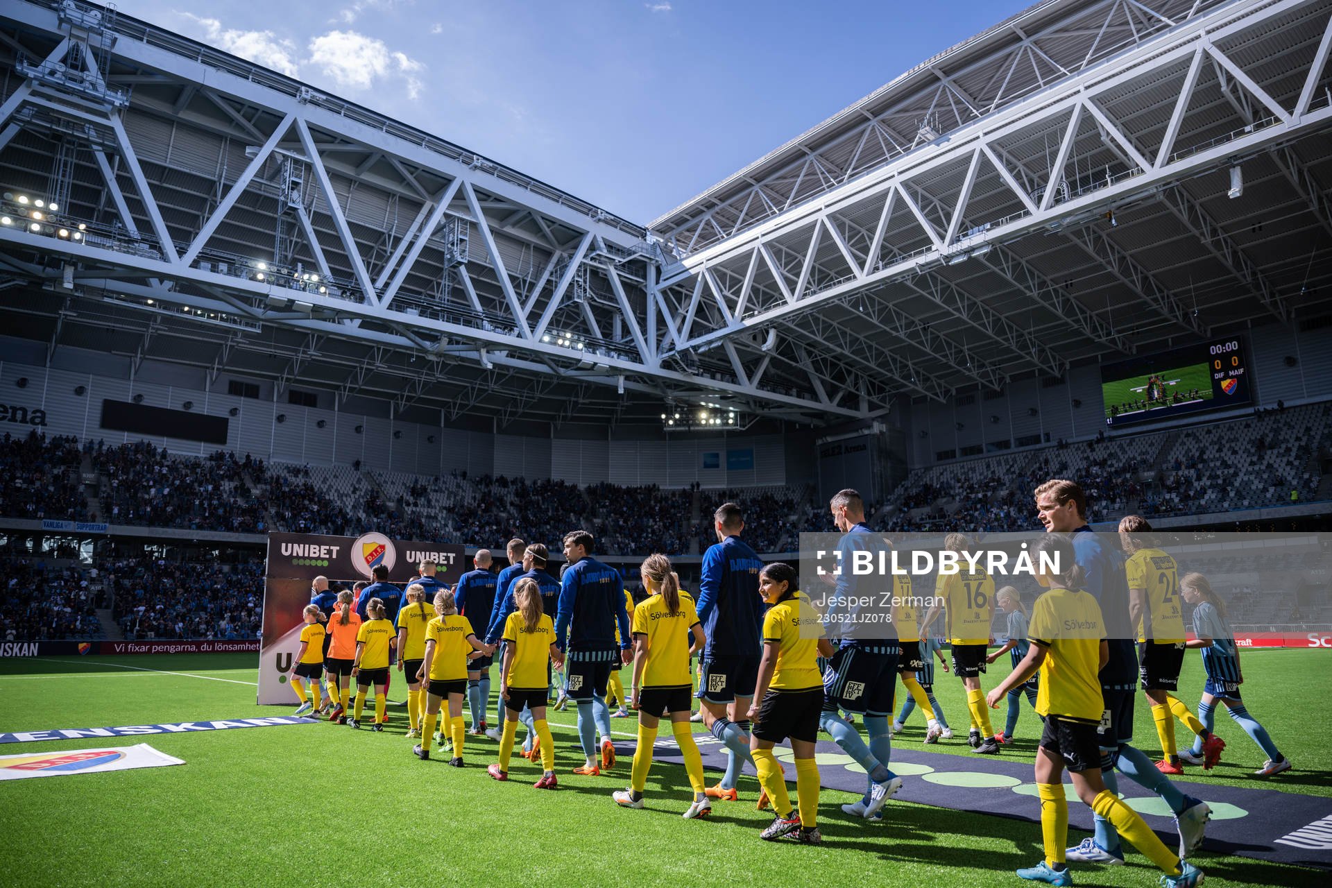 Djurgårdens och Mjällbys spelare ger entré