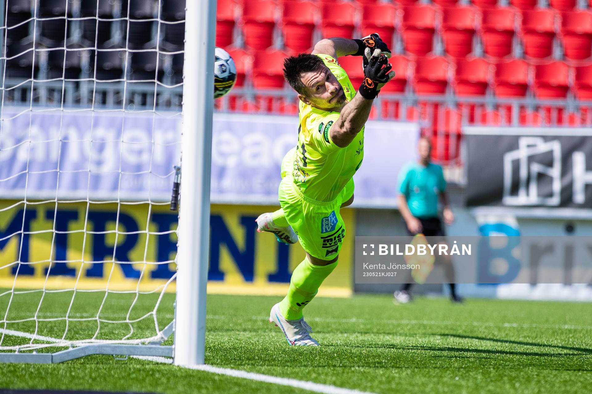 Varbergs målvakt Stojan Lukic släpper in 1-0 av