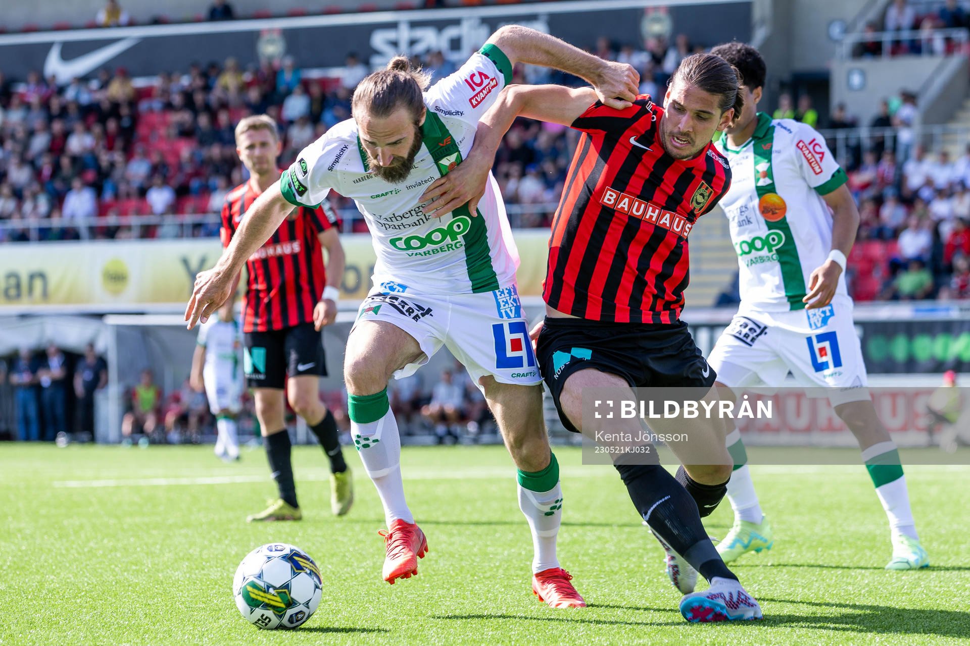 Varbergs Oskar Sverrisson och Brommapojkarnas Nikola Vasic