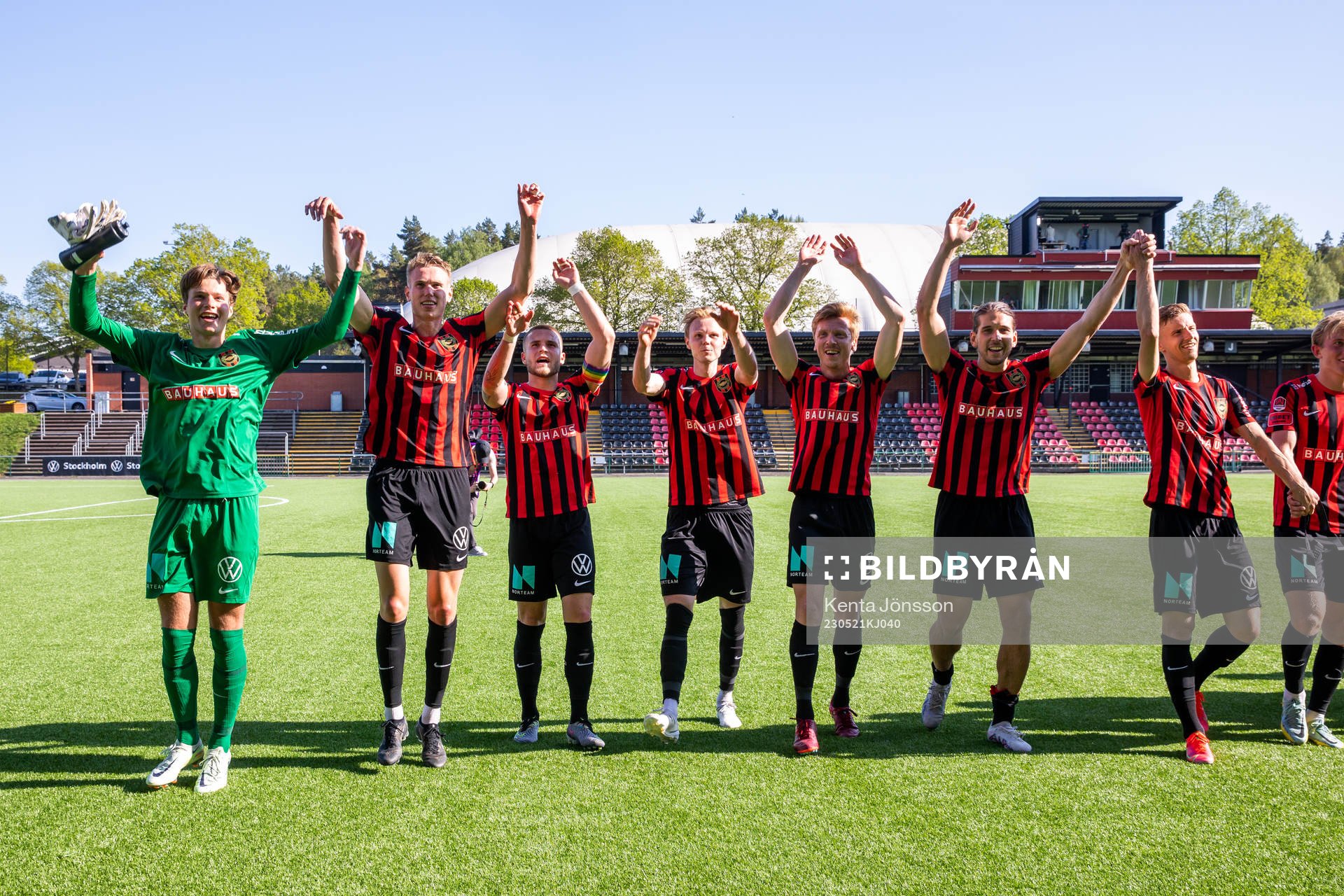 Brommapojkarnas målvakt Filip Sidklev jublar med Torbjörn