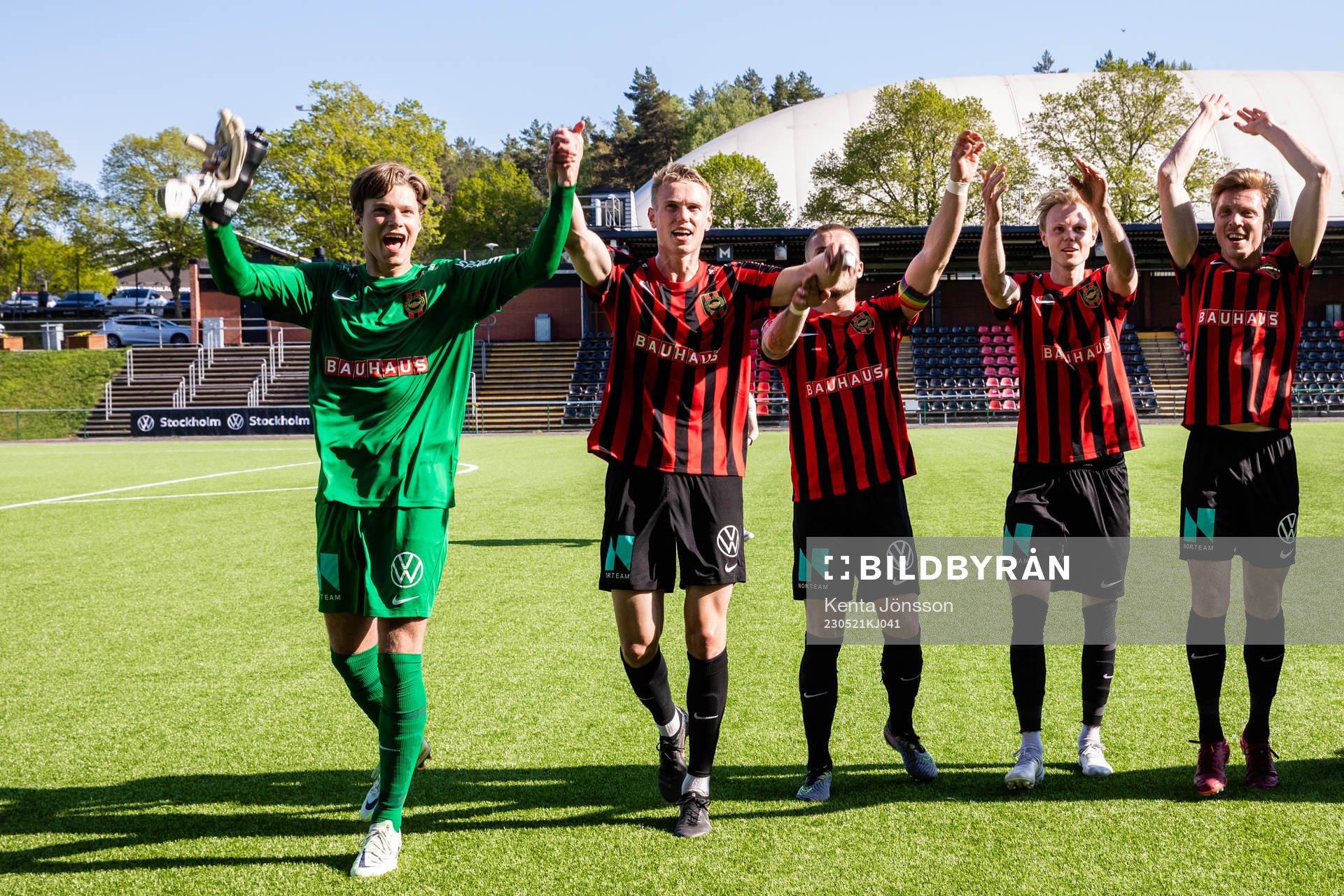Brommapojkarnas målvakt Filip Sidklev jublar med Torbjörn
