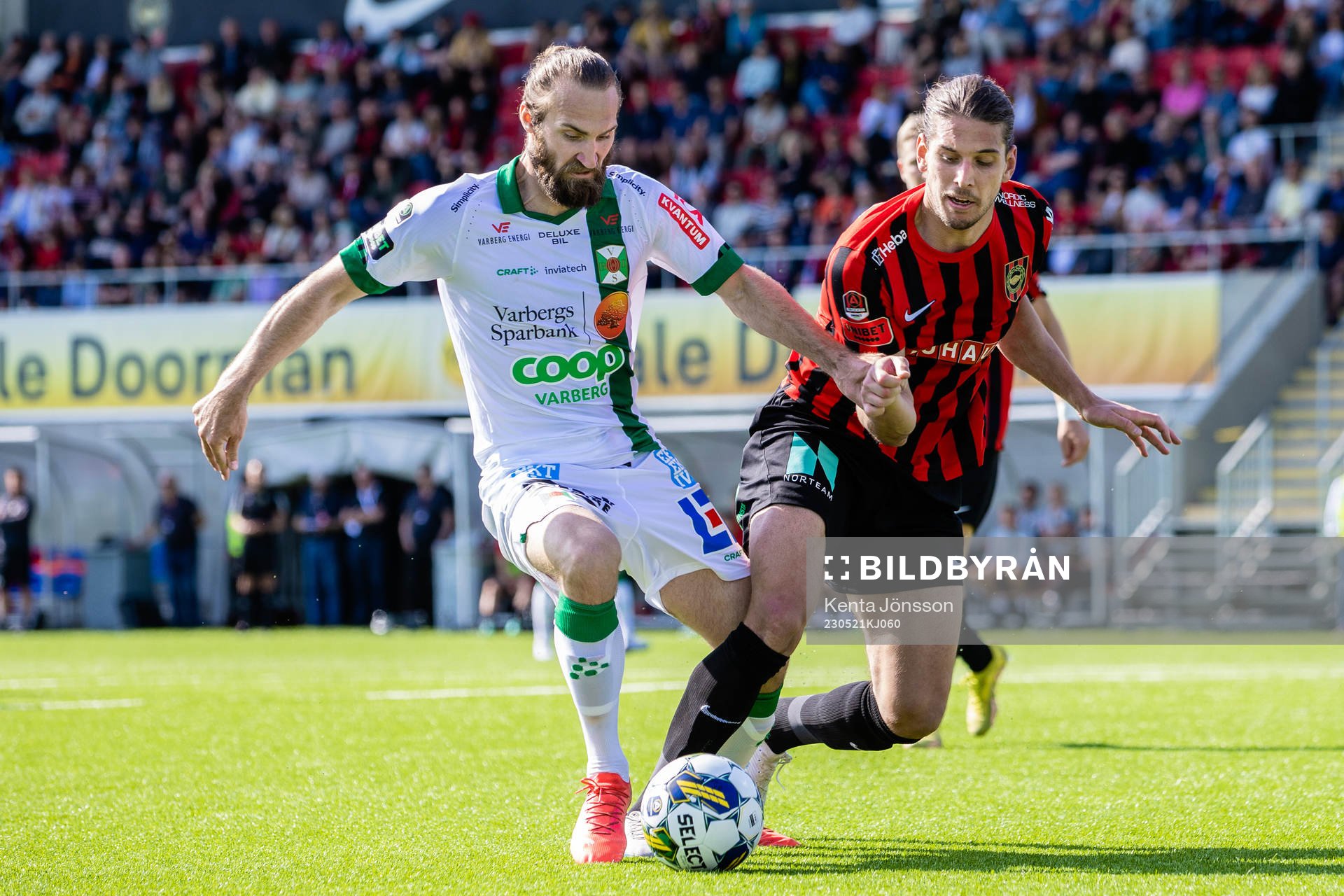 Varbergs Oskar Sverrisson och Brommapojkarnas Nikola Vasic