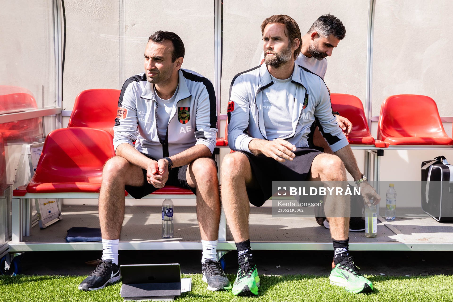 Brommapojkarnas tränare Andreas Engelmark och tränare Olof Mellberg under fotbollsmatchen i Allsvenskan mellan Brommapojkarna och Varberg den 21 maj 2023 i Stockholm.
