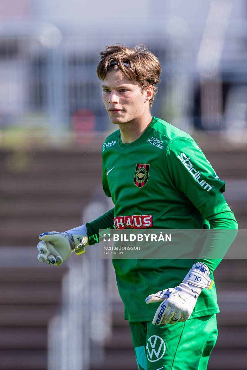 Brommapojkarnas målvakt Filip Sidklev