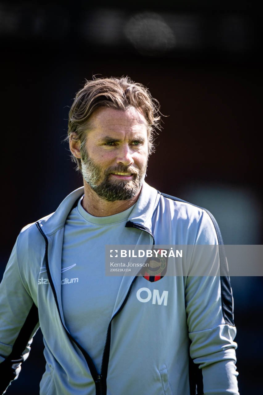 Brommapojkarnas tränare Olof Mellberg under uppvärmningen inför fotbollsmatchen i Allsvenskan mellan Brommapojkarna och Varberg den 21 maj 2023 i Stockholm.
