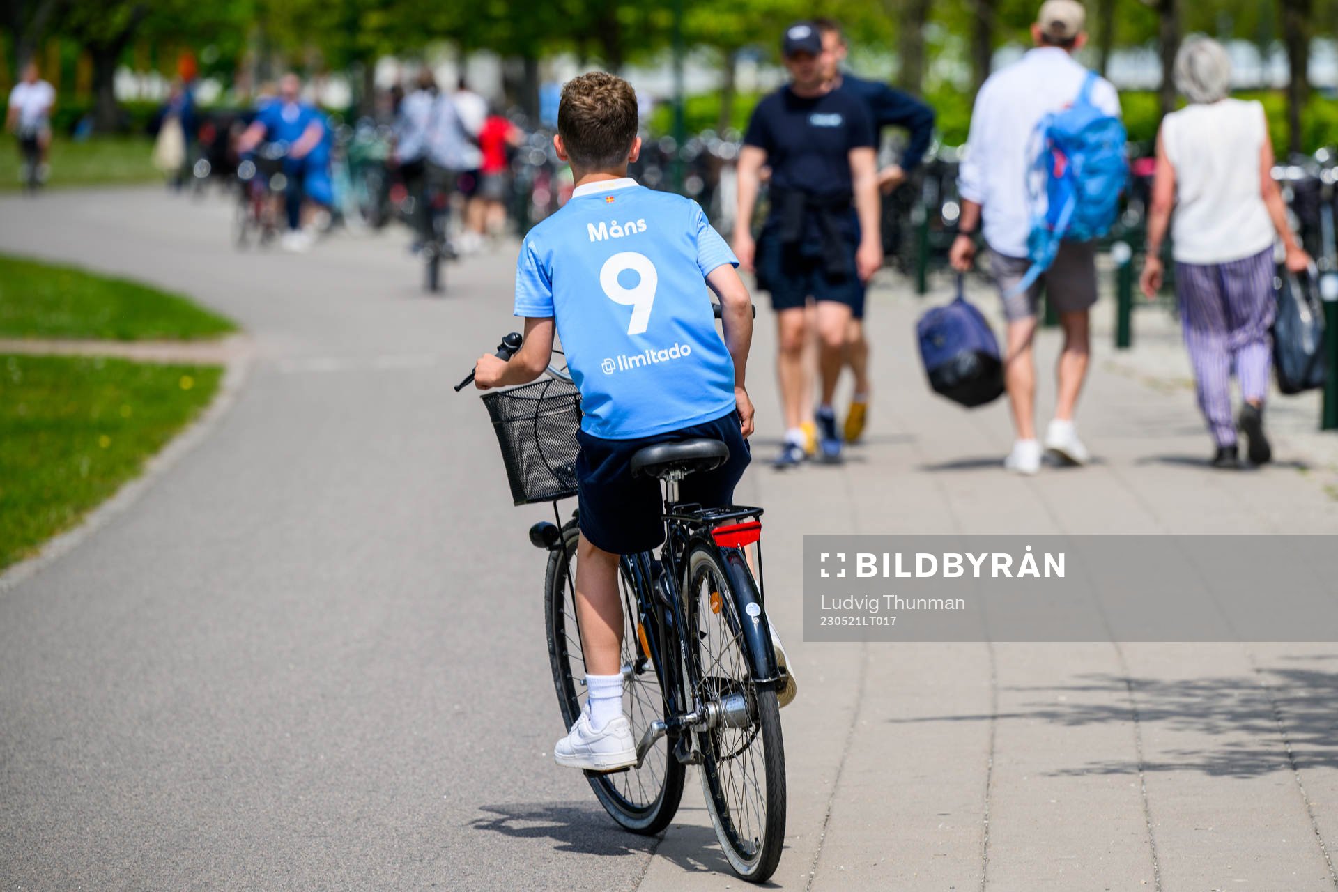 En ung Malmö FFs supporter i en tröja med nummer 9 och