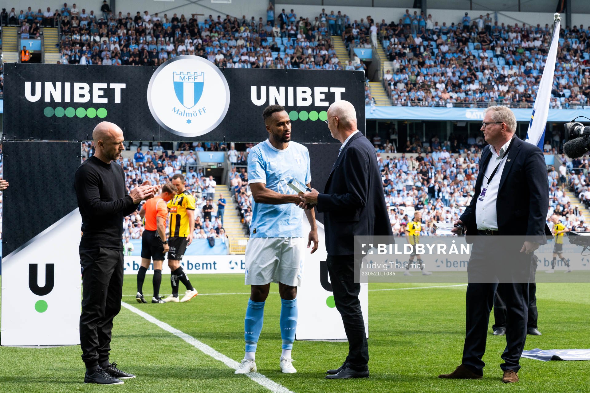 Malmö FFs Isaac Kiese Thelin tar emot pris som månadens