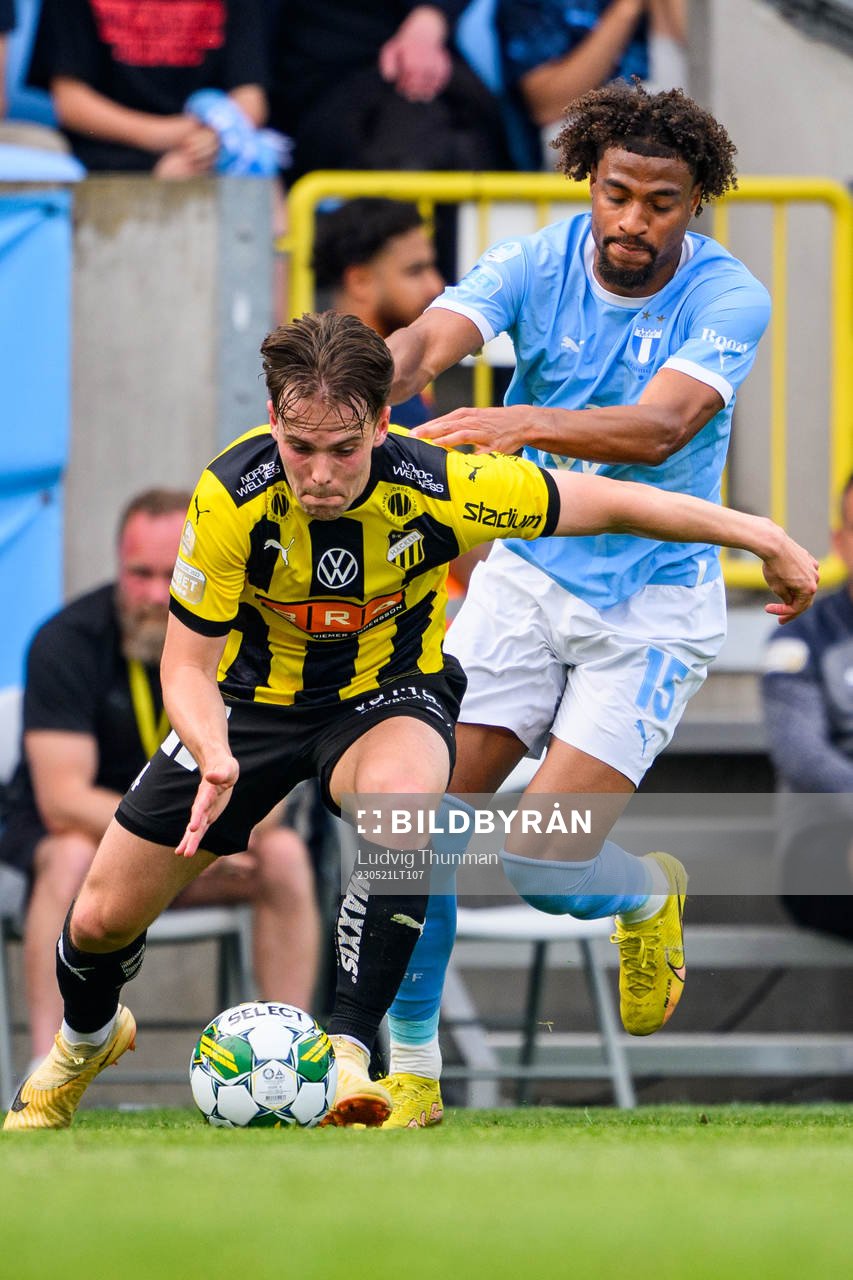 Häckens Lars Olden Larsen och Malmö FFs Joseph Ceesay