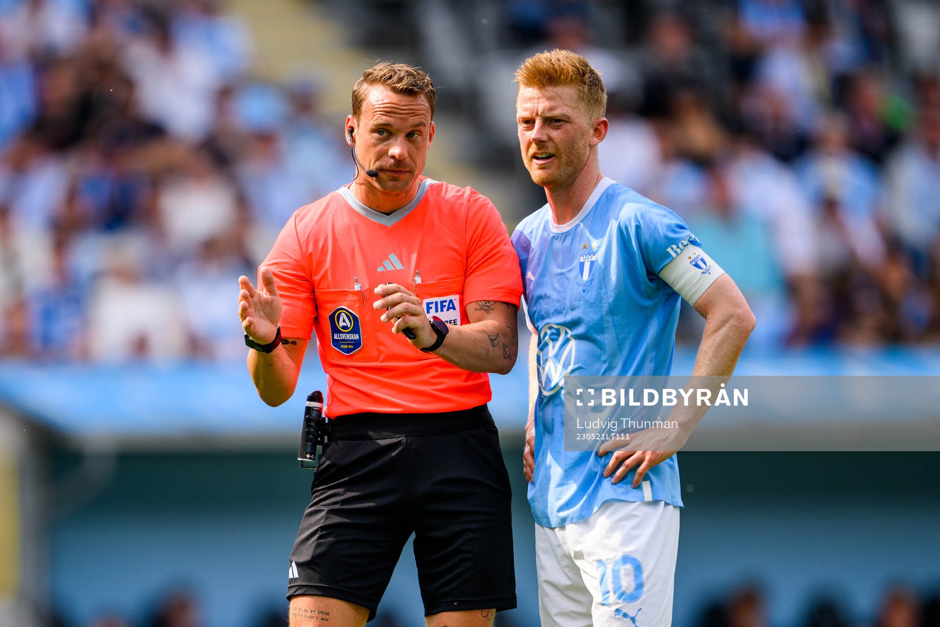 Domare Kristoffer Karlsson i diskussion med Malmö FFs