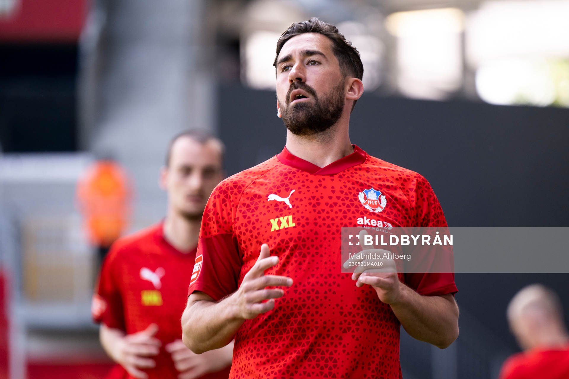 Helsingborgs Frederik Holst införr fotbollsmatchen i