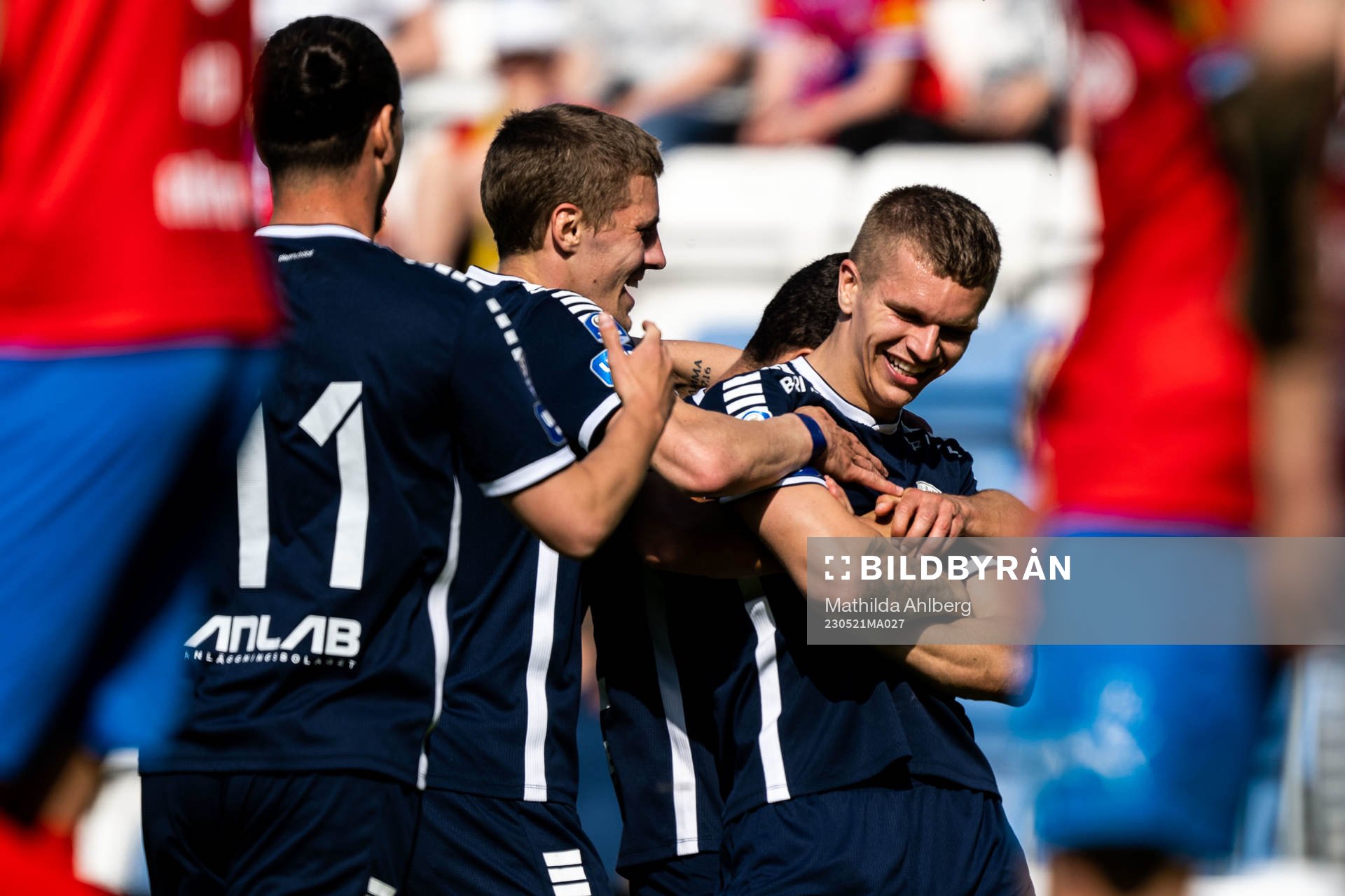 Utsiktens Lucas Hedlund jublar med lagkamrater efter 0-1 under fotbollsmatchen i Superettan mellan Helsingborg och Utsikten den 21 maj 2023 i Helsingborg.