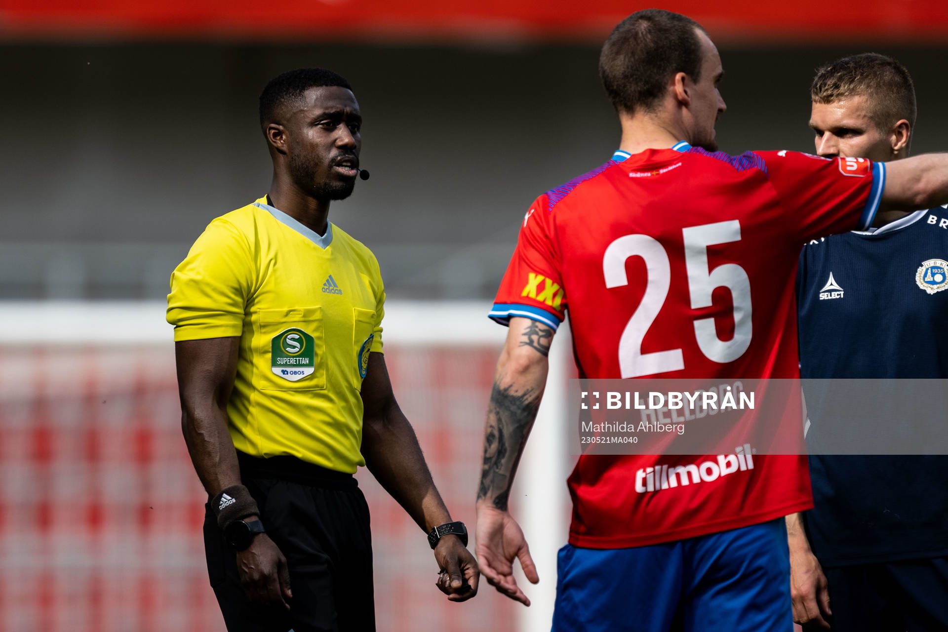 Domare Fredrik Oppong och Helsingborgs Adam Hellborg