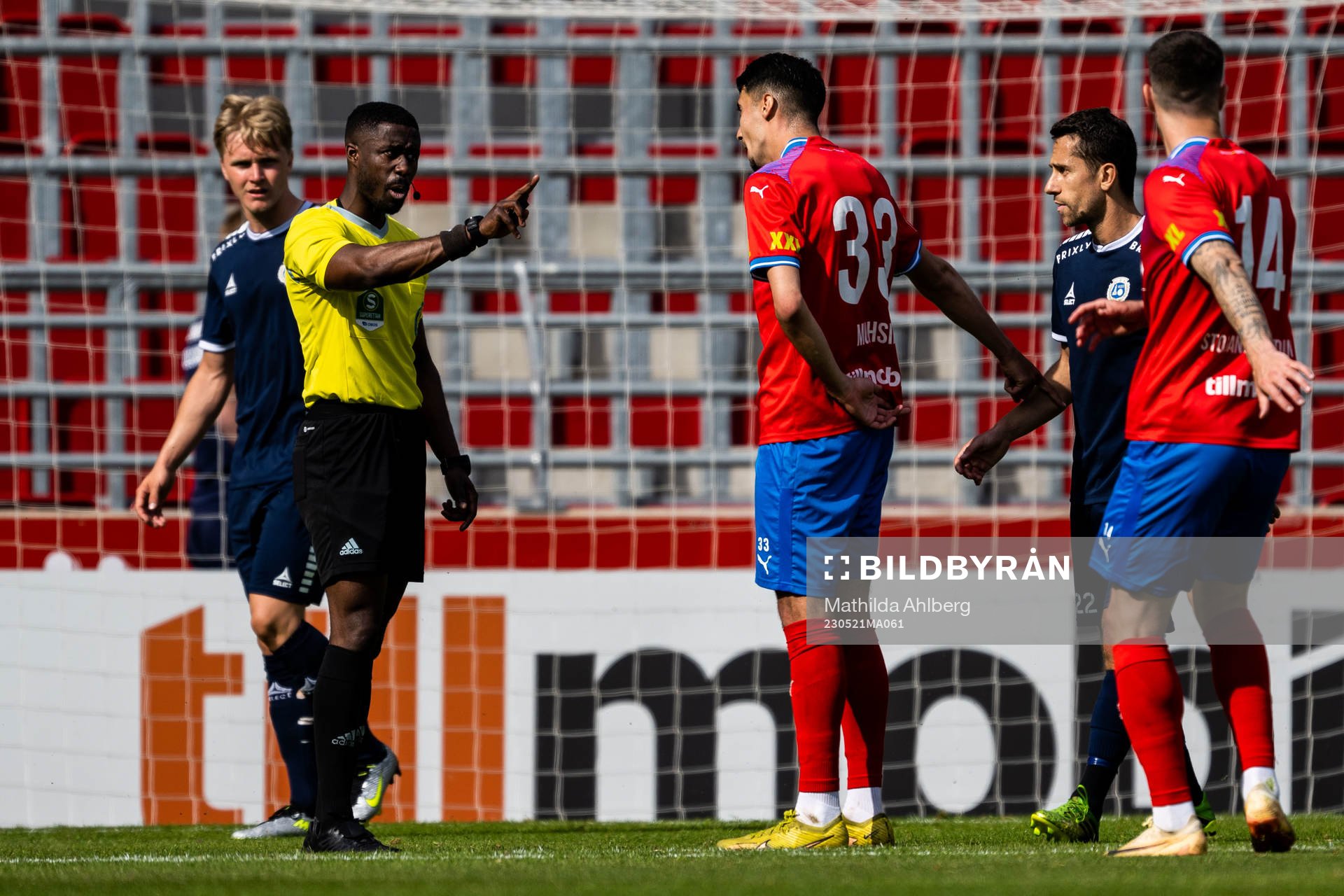 Domare Fredrik Oppong och Helsingborgs Amar Muhsin