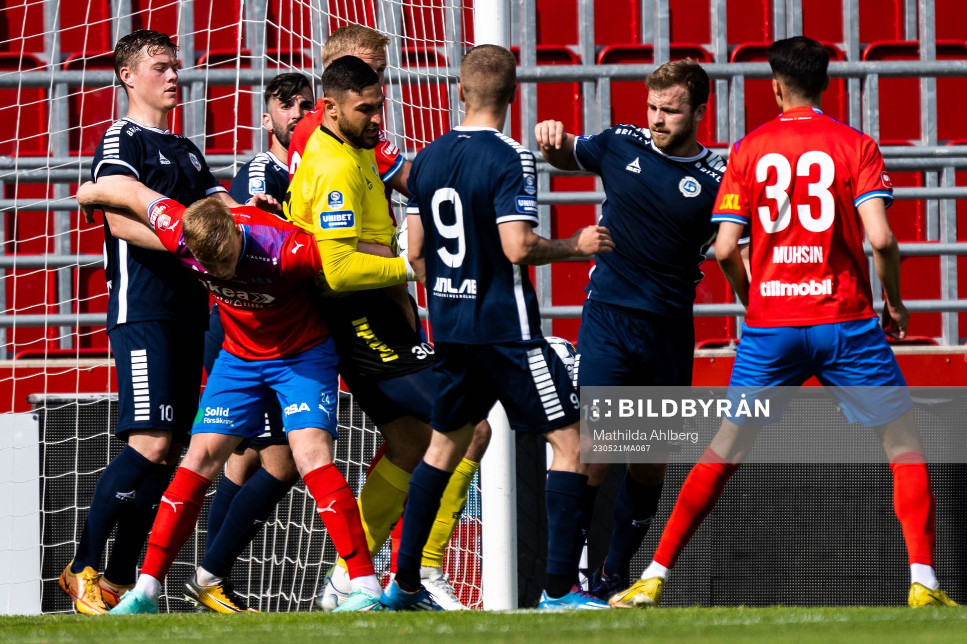 Helsingborgs Casper Widell och Utsiktens målvakt Elias