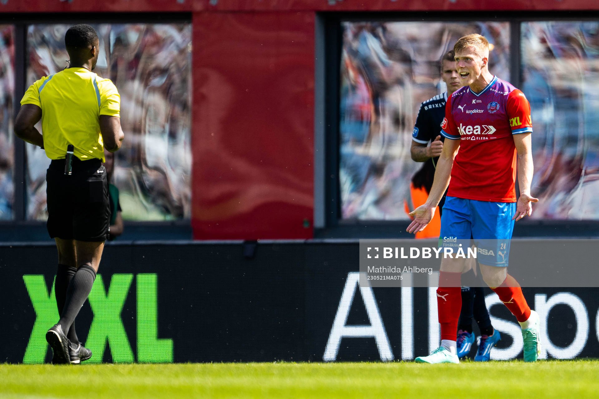 Helsingborgs Emil Hellman reagerar