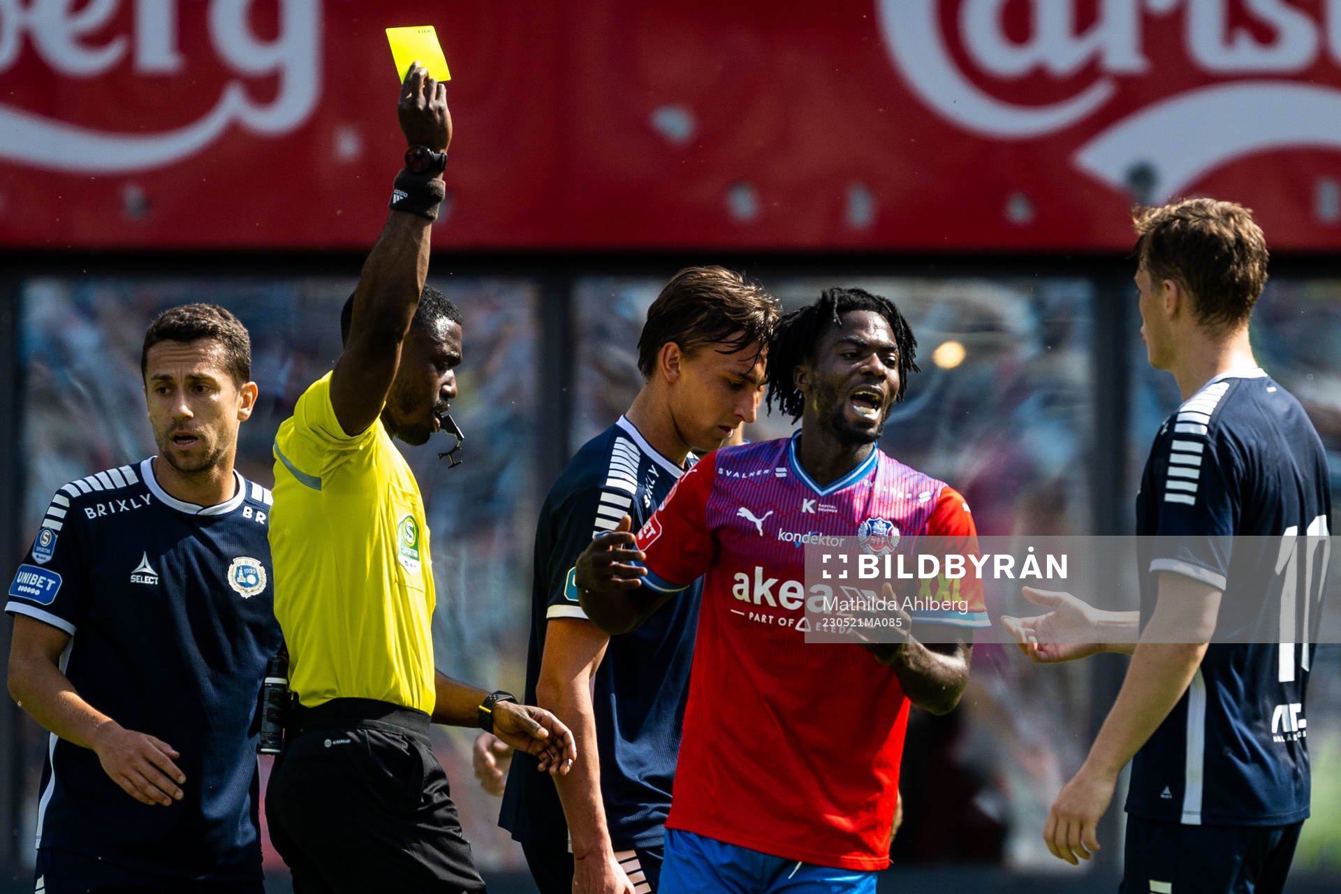 Domare Fredrik Oppong och Helsingborgs Benjamin Acquah