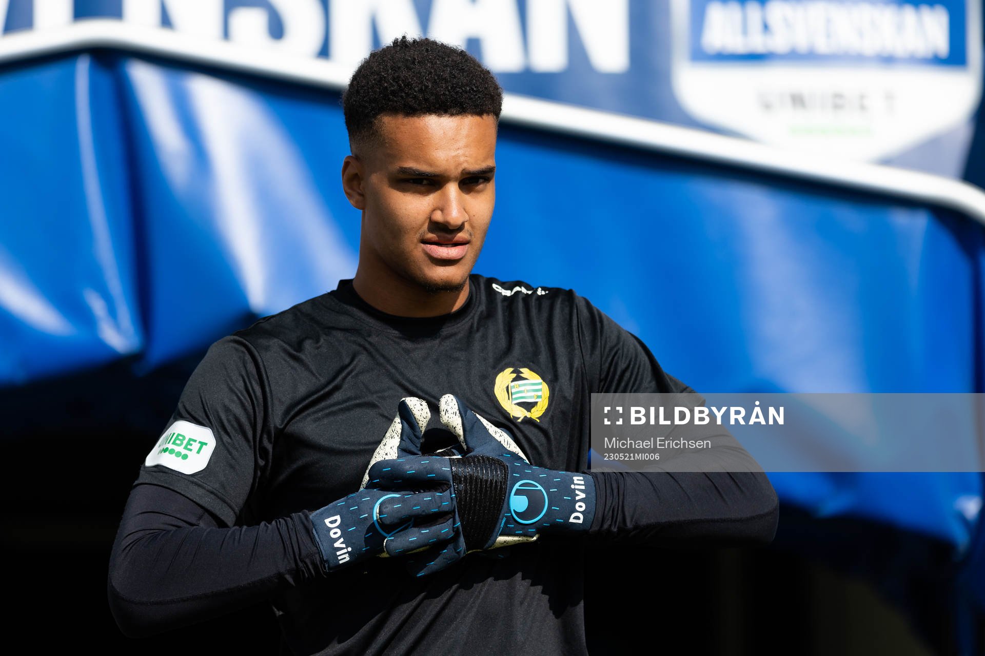 Hammarbys målvakt Oliver Dovin innan fotbollsmatchen i
