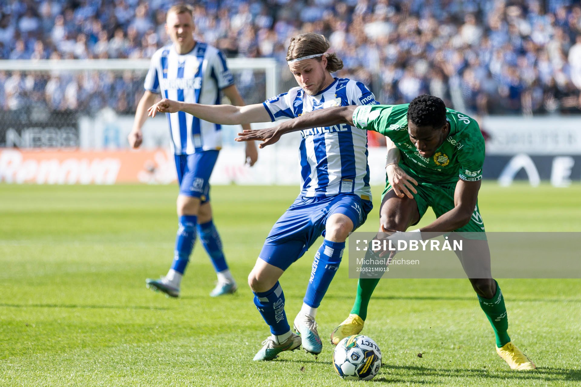 IFK Göteborgs Gustaf Norlin och Hammarbys Nathaniel Adjei