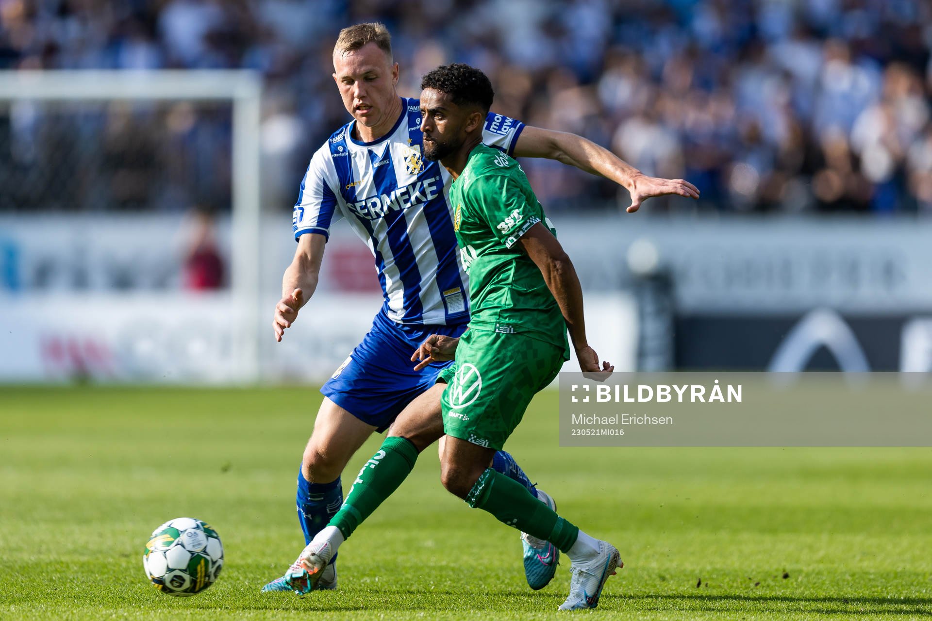 IFK Göteborgs Adam Carlén och Hammarbys Tesfaldet Tekie