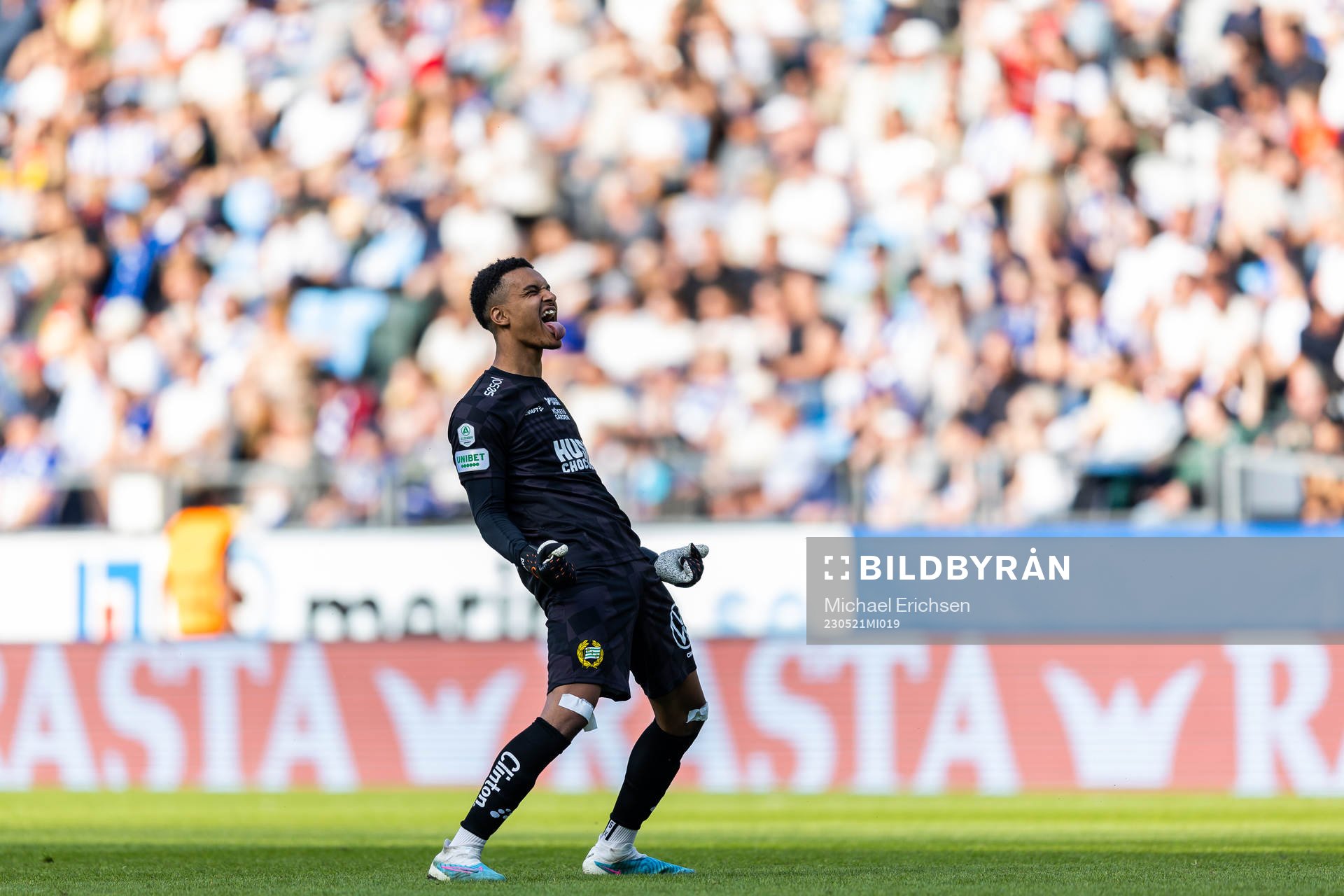 Hammarbys målvakt Oliver Dovin jublar