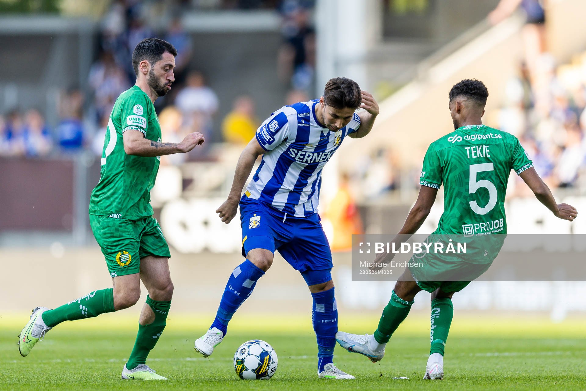 Hammarbys Nahir Besara och Tesfaldet Tekie mot IFK