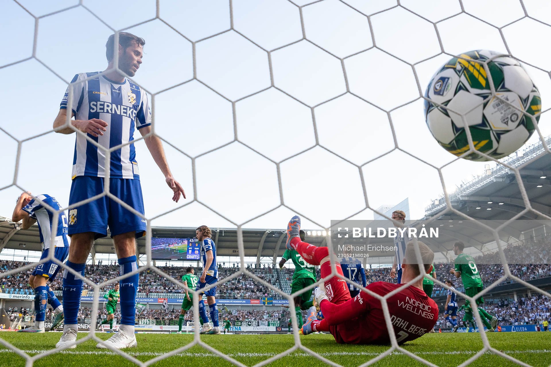 IFK Göteborgs Emil Salomonsson och målvakt Pontus