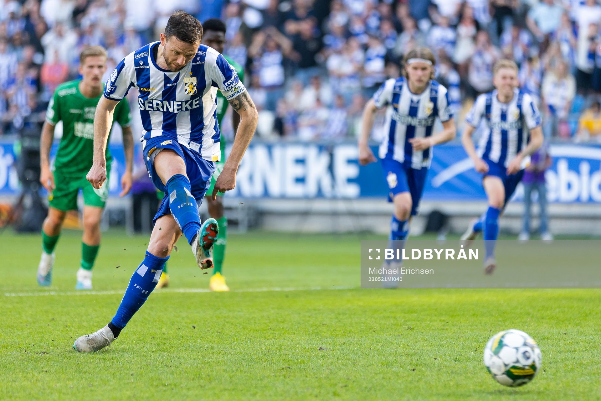 IFK Göteborgs Marcus Berg skjuter 1-1 på straff