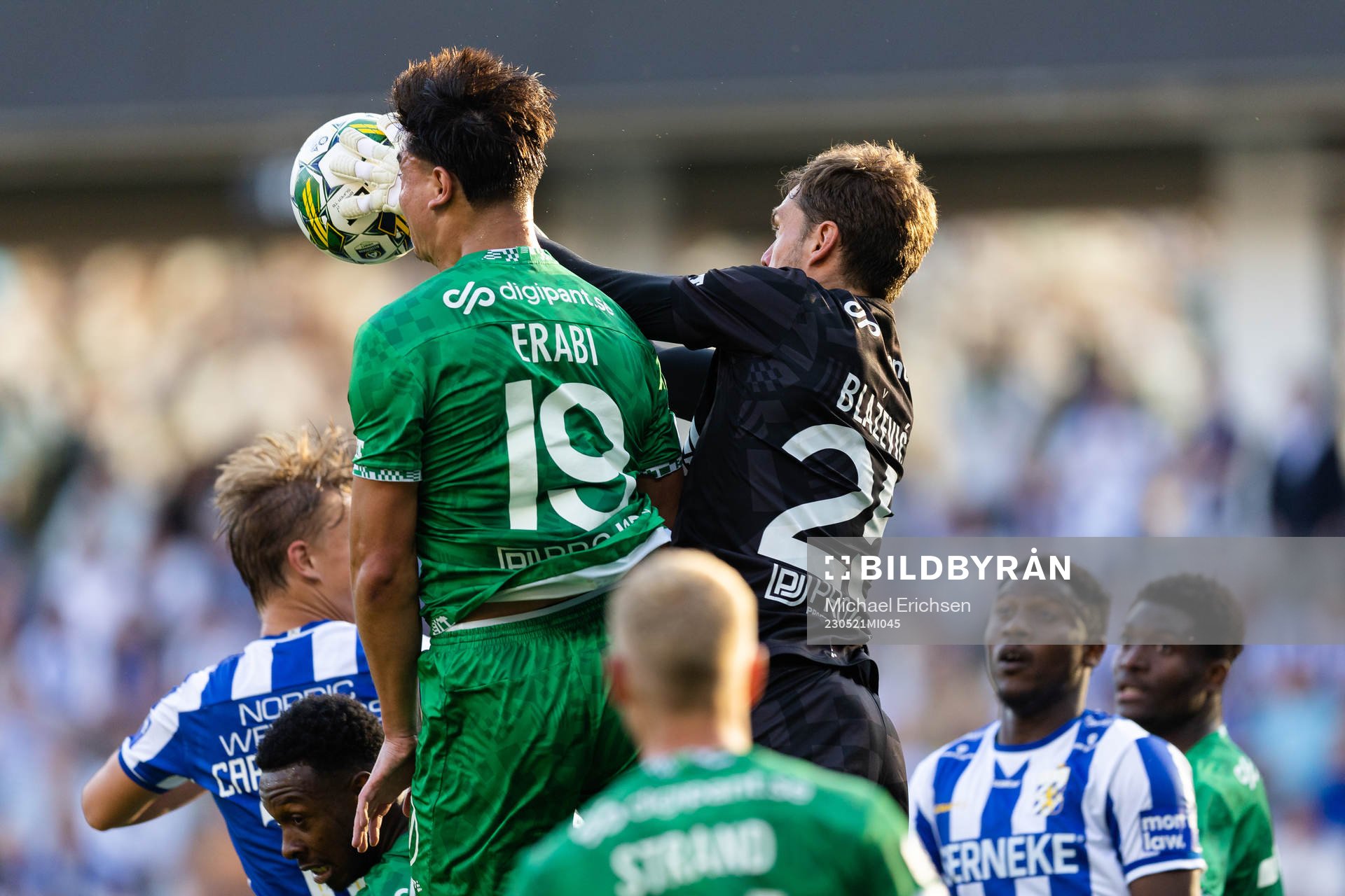 Hammarbys Jusef Erabi och målvakt Davor Blazevic under fotbollsmatchen i Allsvenskan mellan IFK Göteborg och Hammarby den 21 maj 2023 i Göteborg.