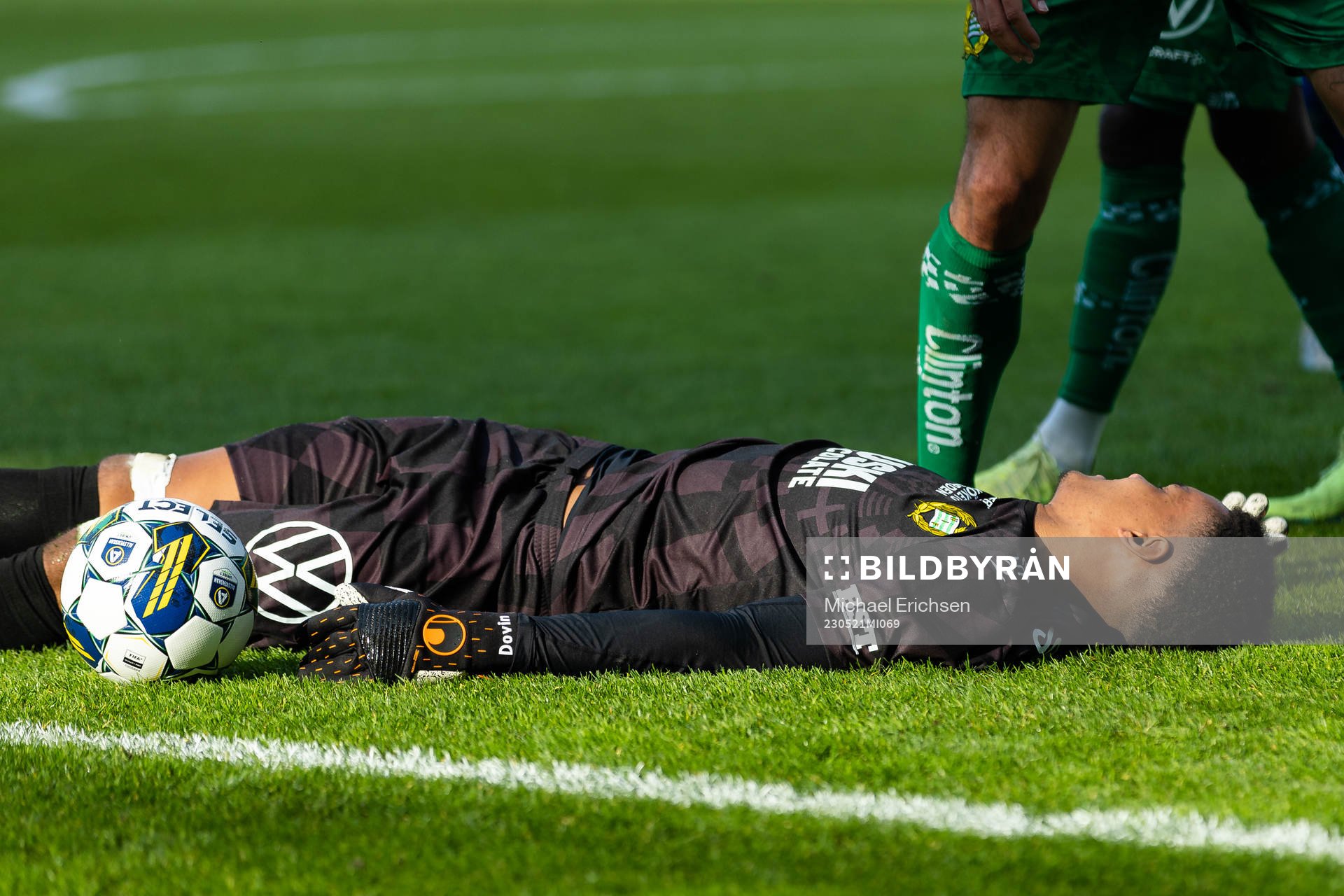Hammarbys målvakt Oliver Dovin liggande