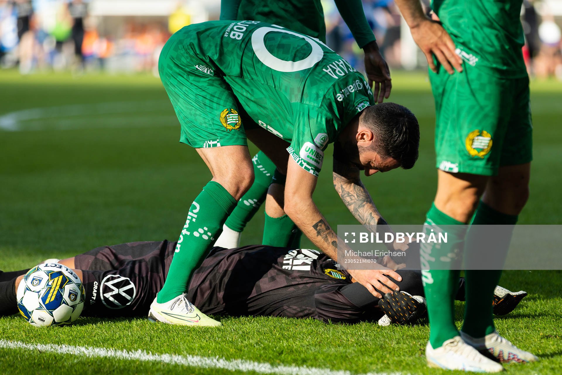 Hammarbys Nahir Besara kollar till sin målvakt Oliver