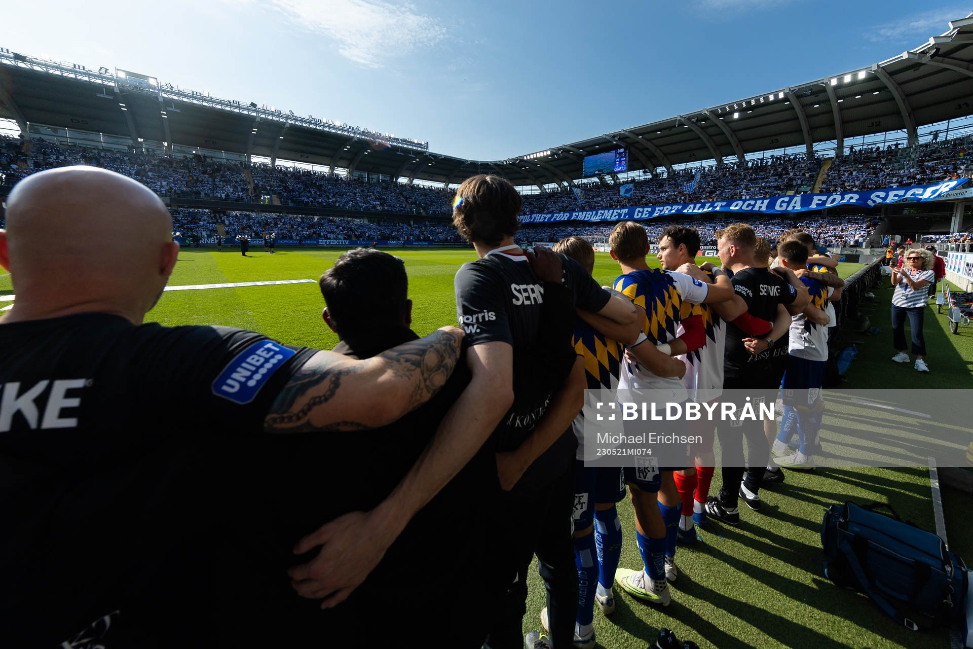 IFK Göteborgs bänk och ledare under introt innan fotbollsmatchen i Allsvenskan mellan IFK Göteborg och Hammarby den 21 maj 2023 i Göteborg.