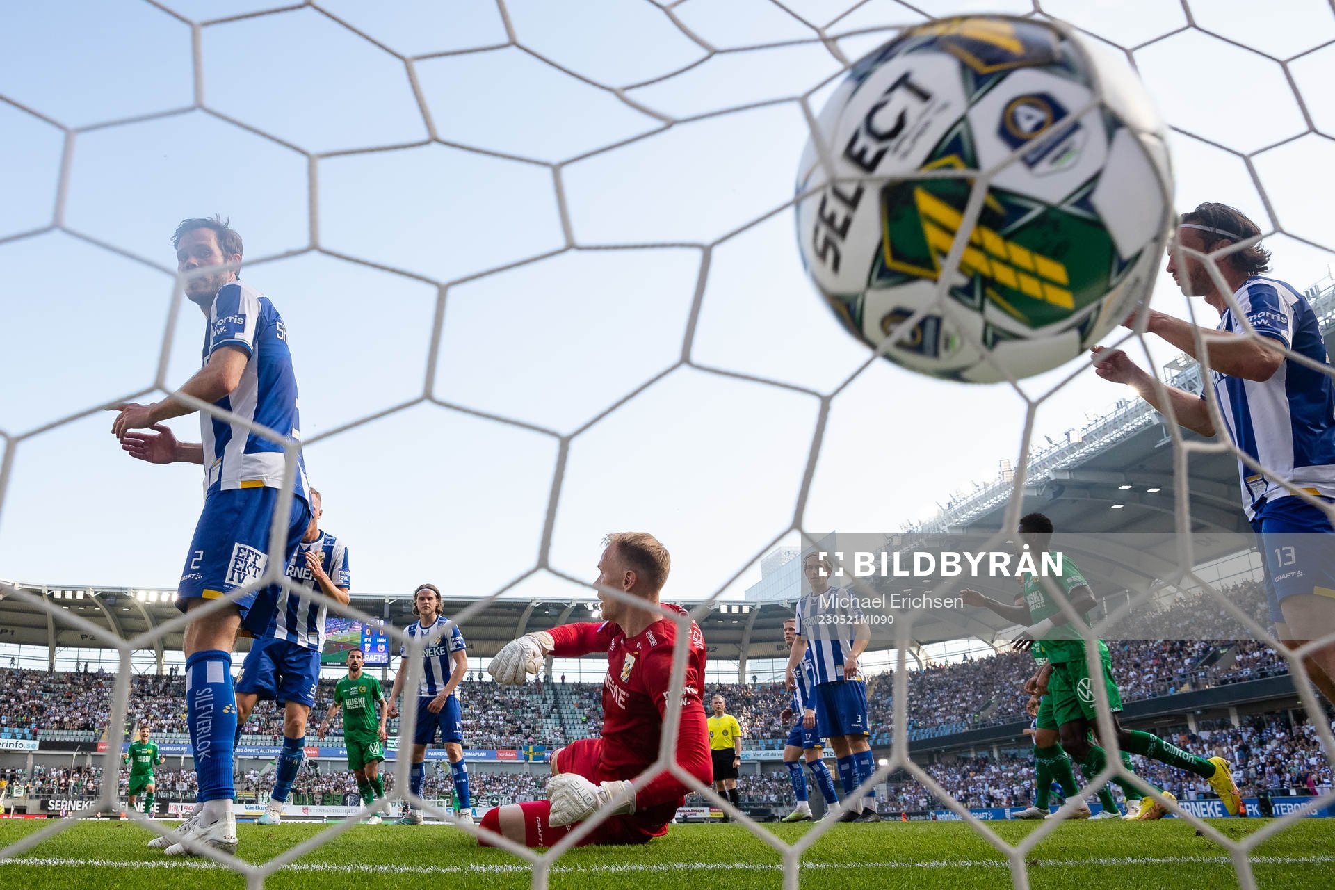 Hammarbys Loret Sadiku gör 1-0 bakom IFK Göteborgs