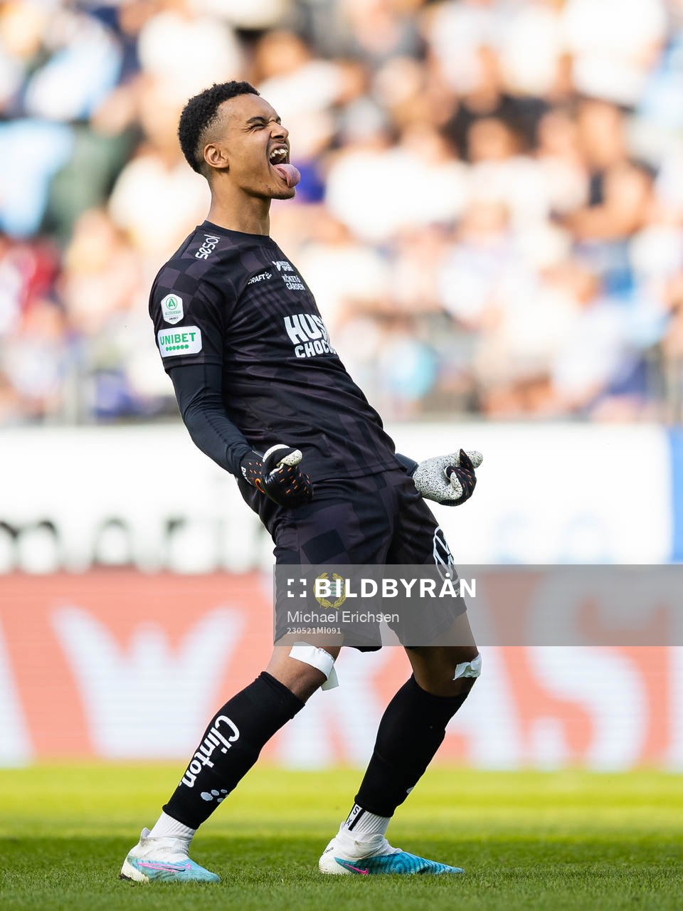 Hammarbys målvakt Oliver Dovin jublar