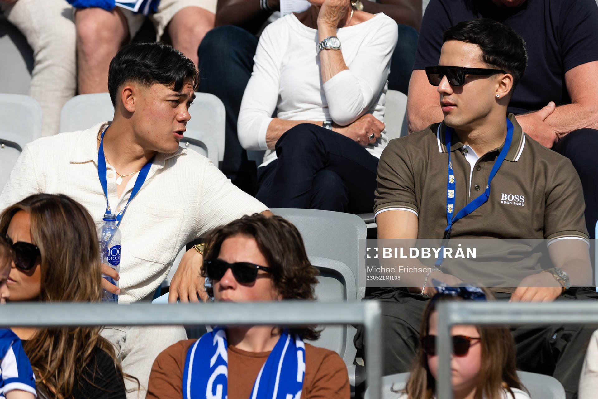 IFK Göteborgs Johannes Selvén och Hussein Carneil på läktaren innan fotbollsmatchen i Allsvenskan mellan IFK Göteborg och Hammarby den 21 maj 2023 i Göteborg.