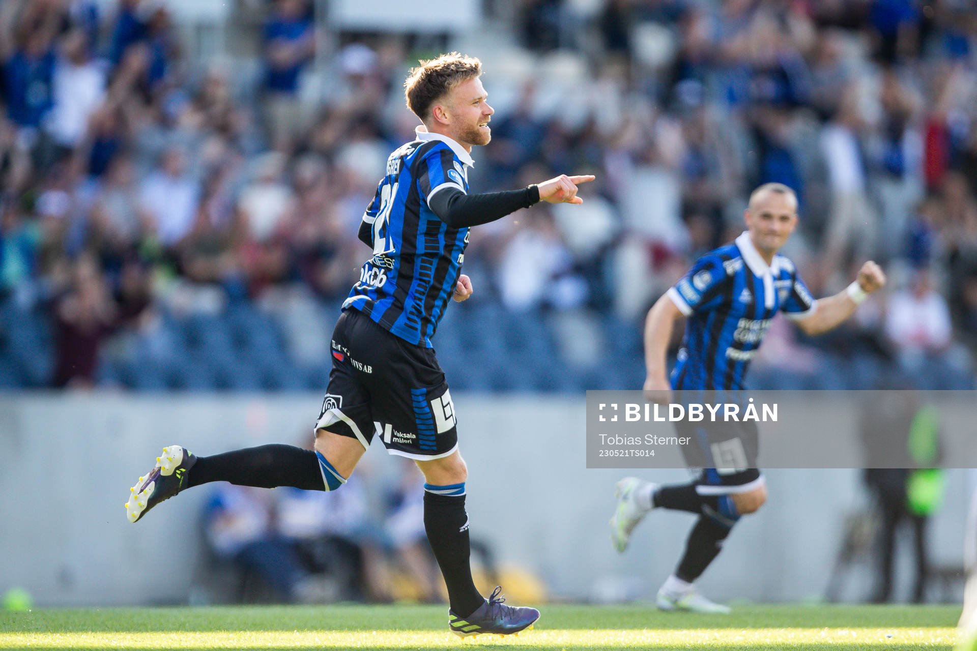 Sirius Dennis Widgren jublar efter 1-0 under fotbollsmatchen i Allsvenskan mellan Sirius och Halmstad den 21 maj 2023 i Uppsala. 