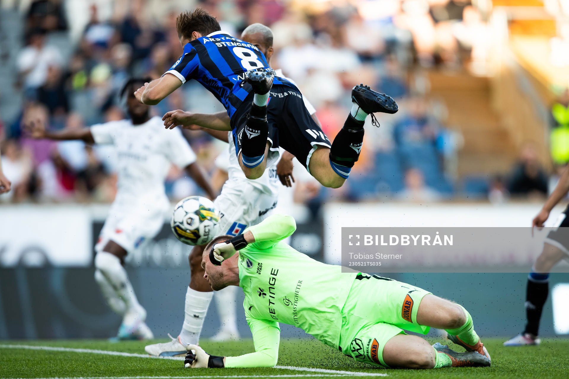 Halmstads målvakt Malkolm Nilsson Säfqvist och Sirius