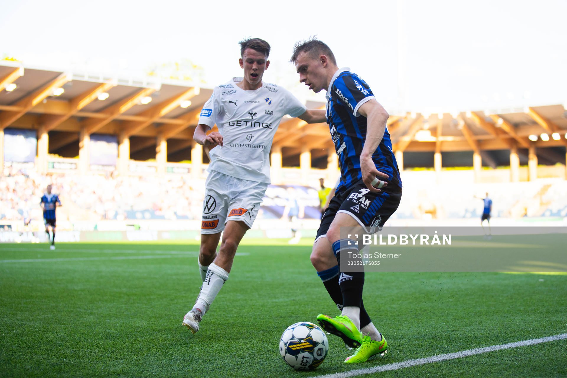 Halmstads Kazper Karlsson och Sirius Magnus Kaastrup under fotbollsmatchen i Allsvenskan mellan Sirius och Halmstad den 21 maj 2023 i Uppsala.