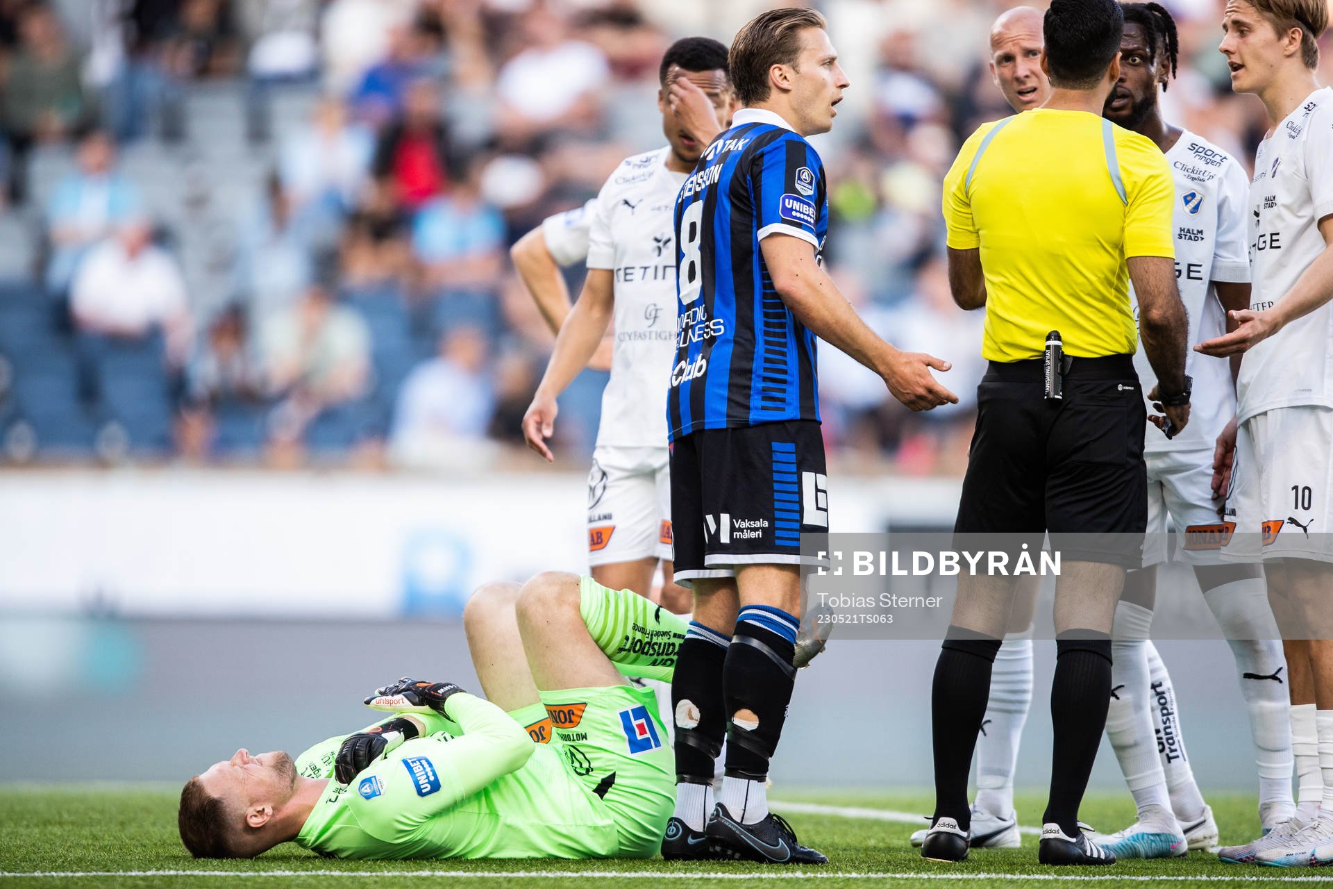 Halmstads målvakt Malkolm Nilsson Säfqvist har ont under fotbollsmatchen i Allsvenskan mellan Sirius och Halmstad den 21 maj 2023 i Uppsala.