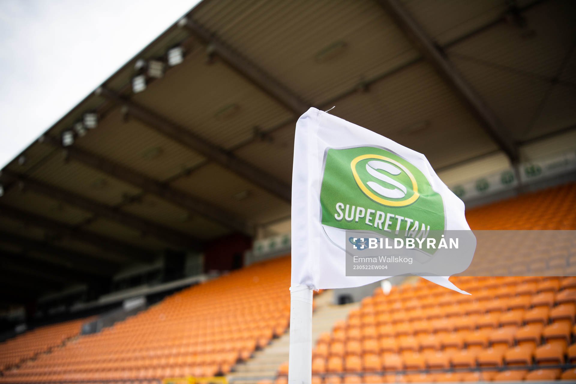 En flagga med Superettans logotyp på Hitachi Energy Arena