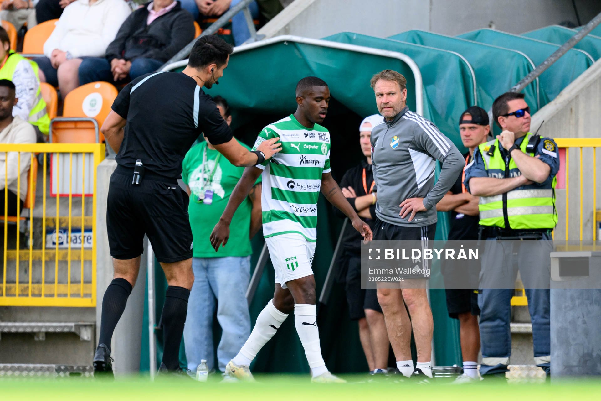 Västerås SKs Jaheem Burke pratar med domaren